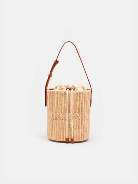Bolso hecho de rafia y algod�n.