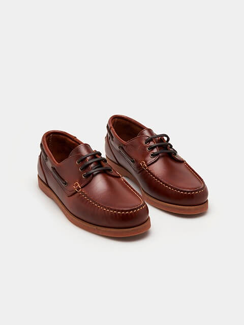 Lace-up boat shoes in leather