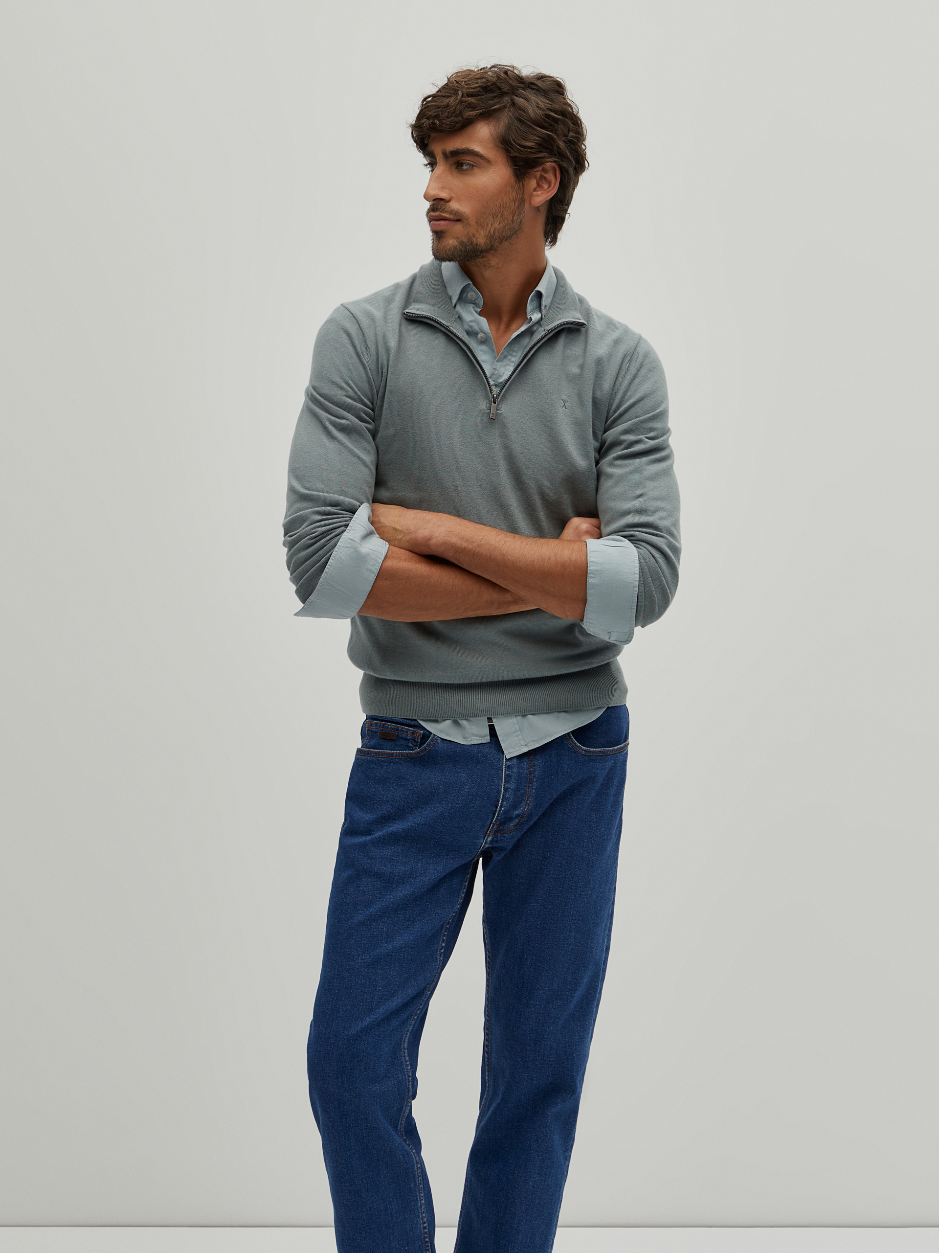 Sweater with zip