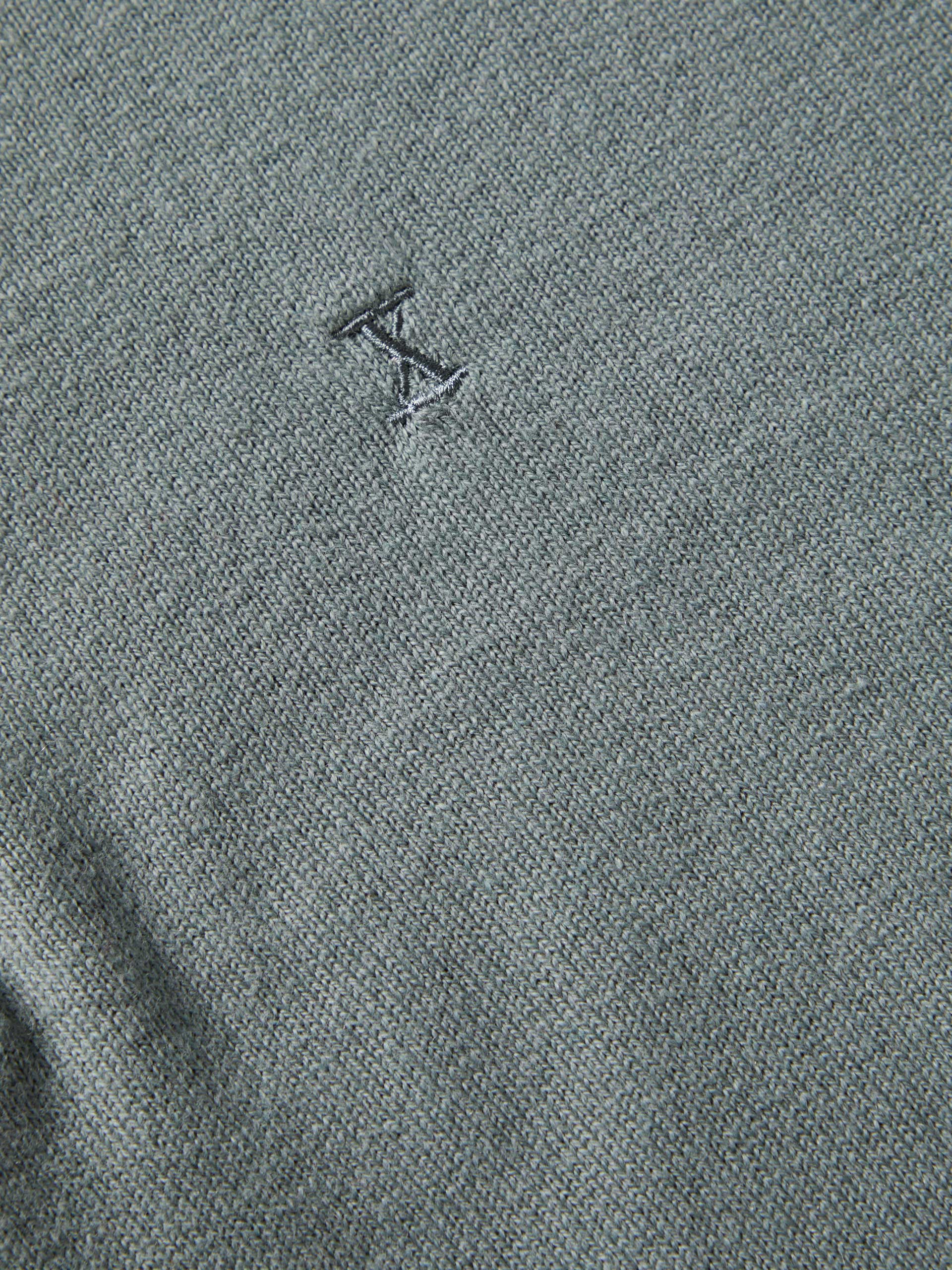 Sweater with zip