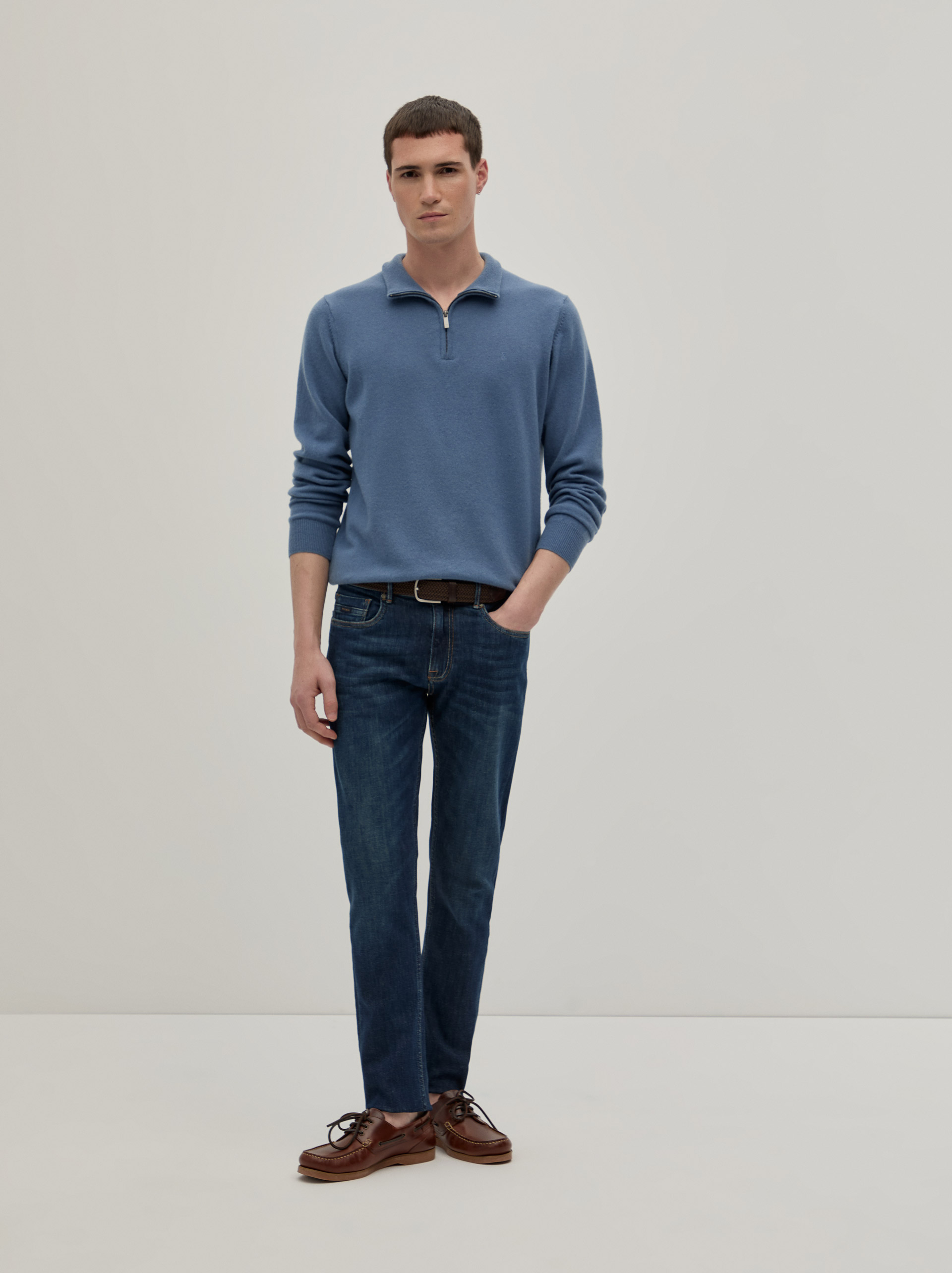 Sweater with zip