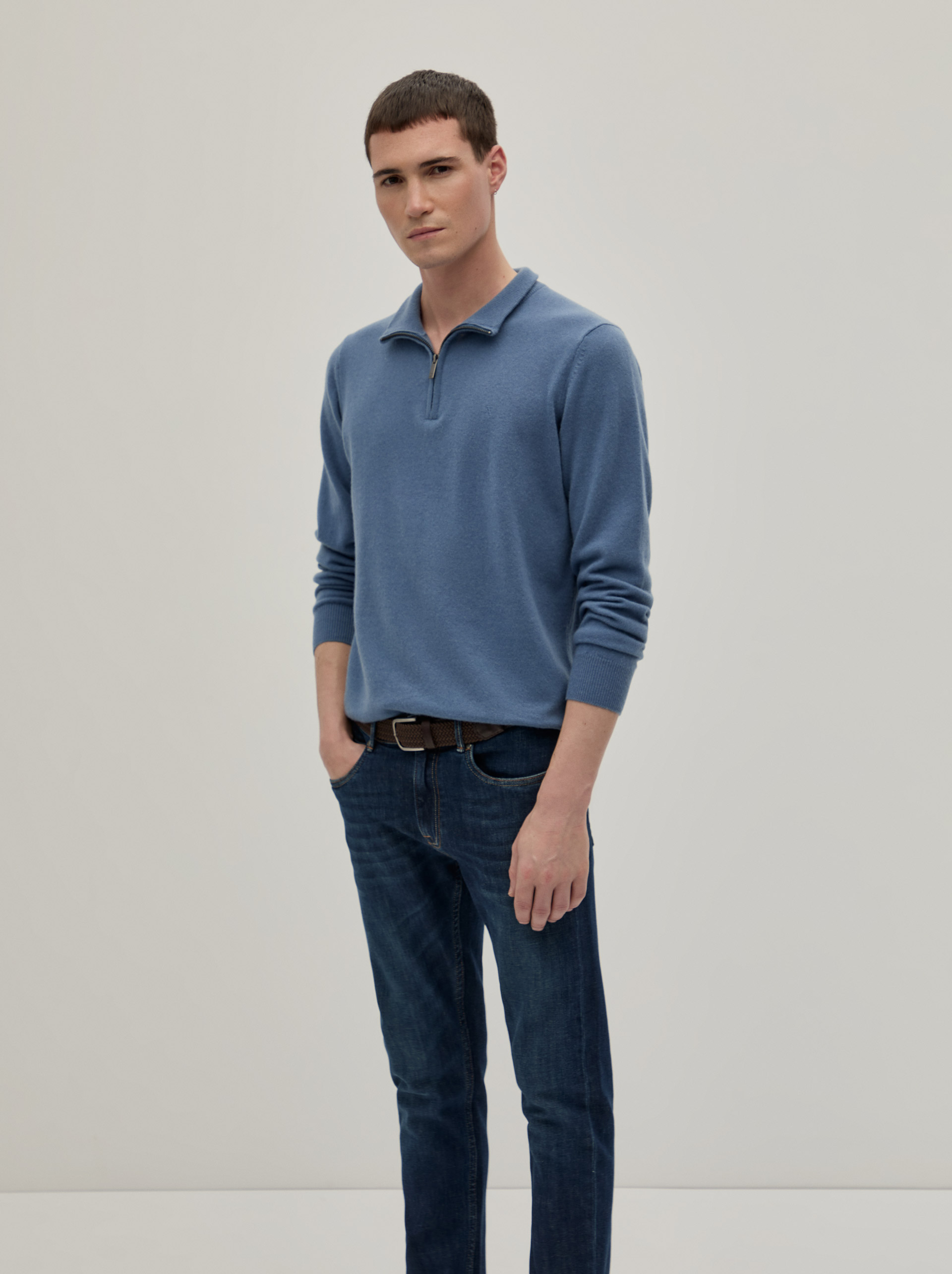 Sweater with zip