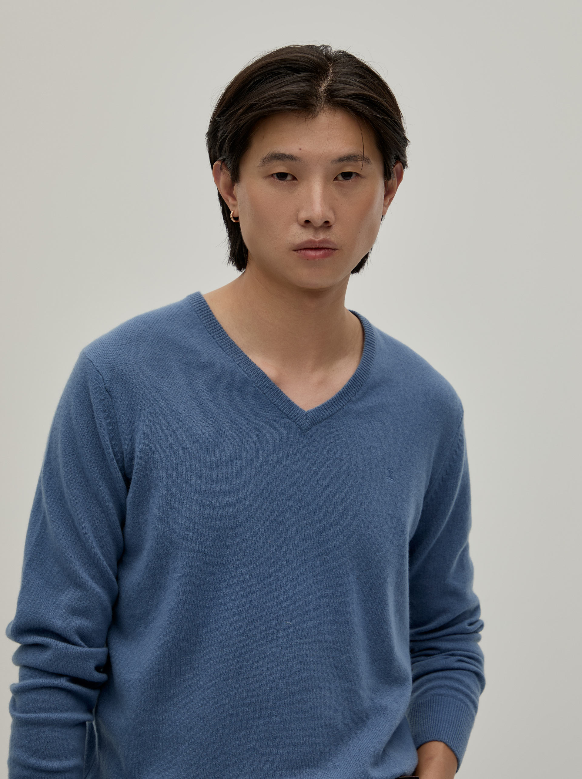 V-neck pullover