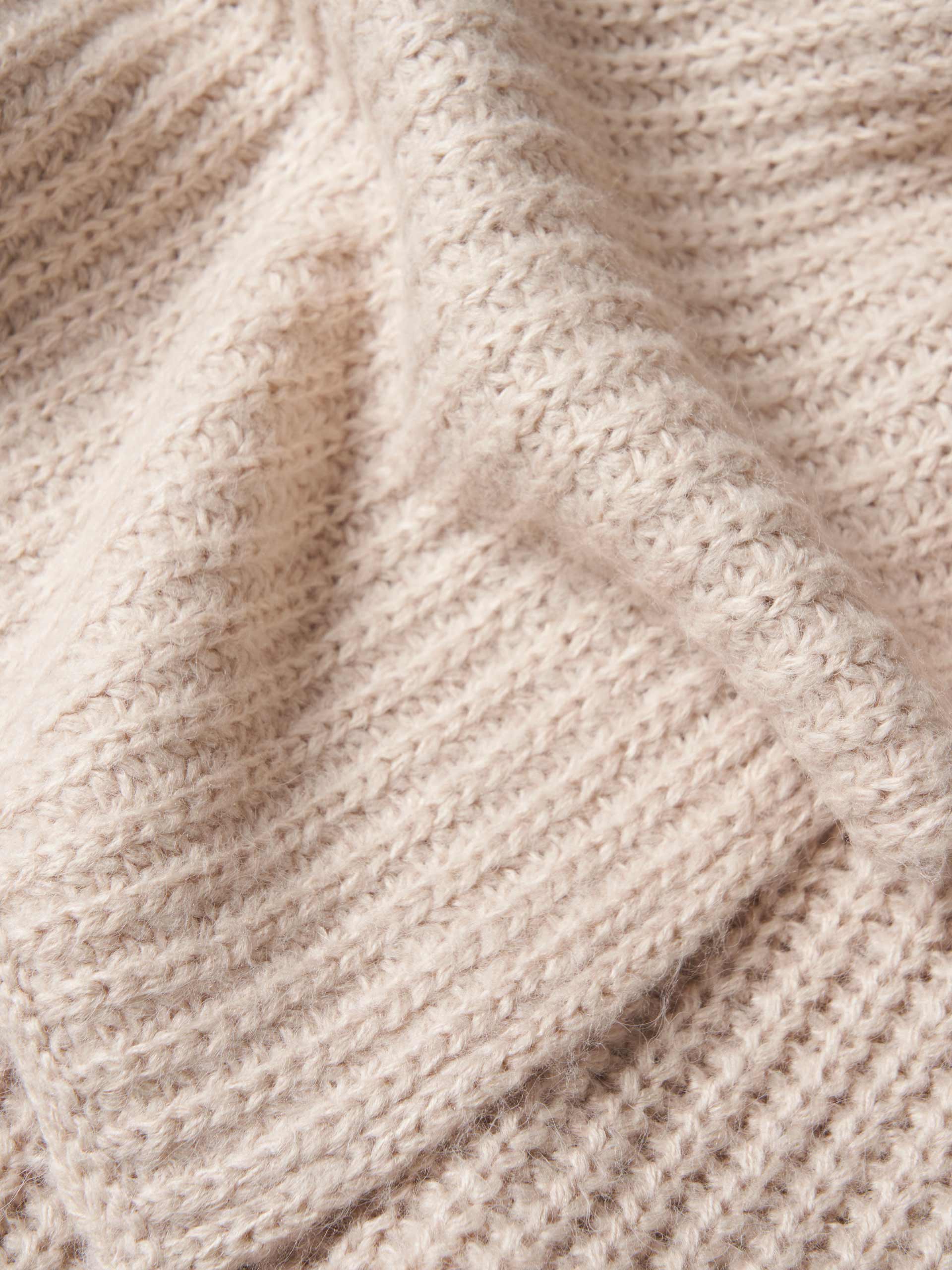 Ribbed knit scarf