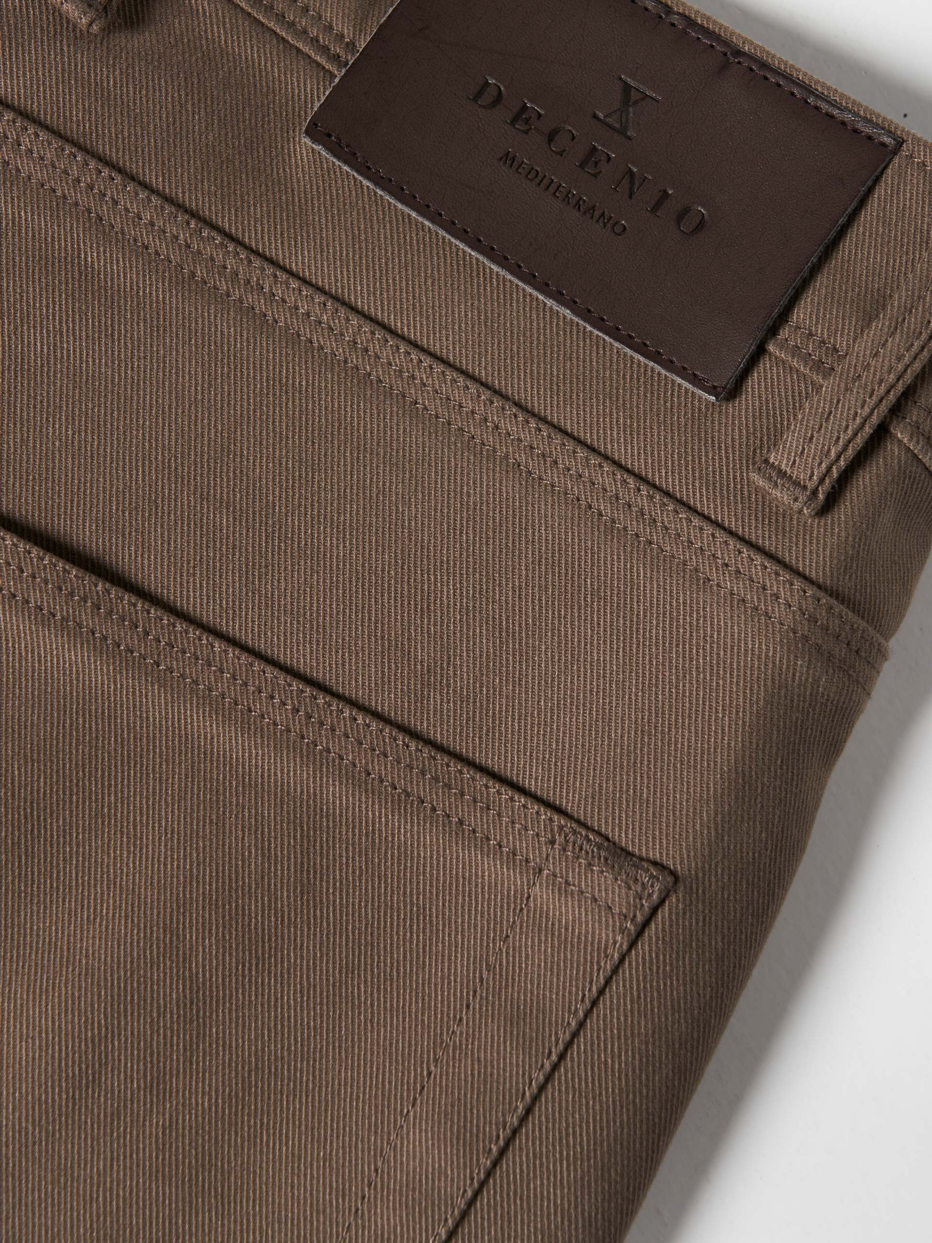 Pantalón regular fit de sarga