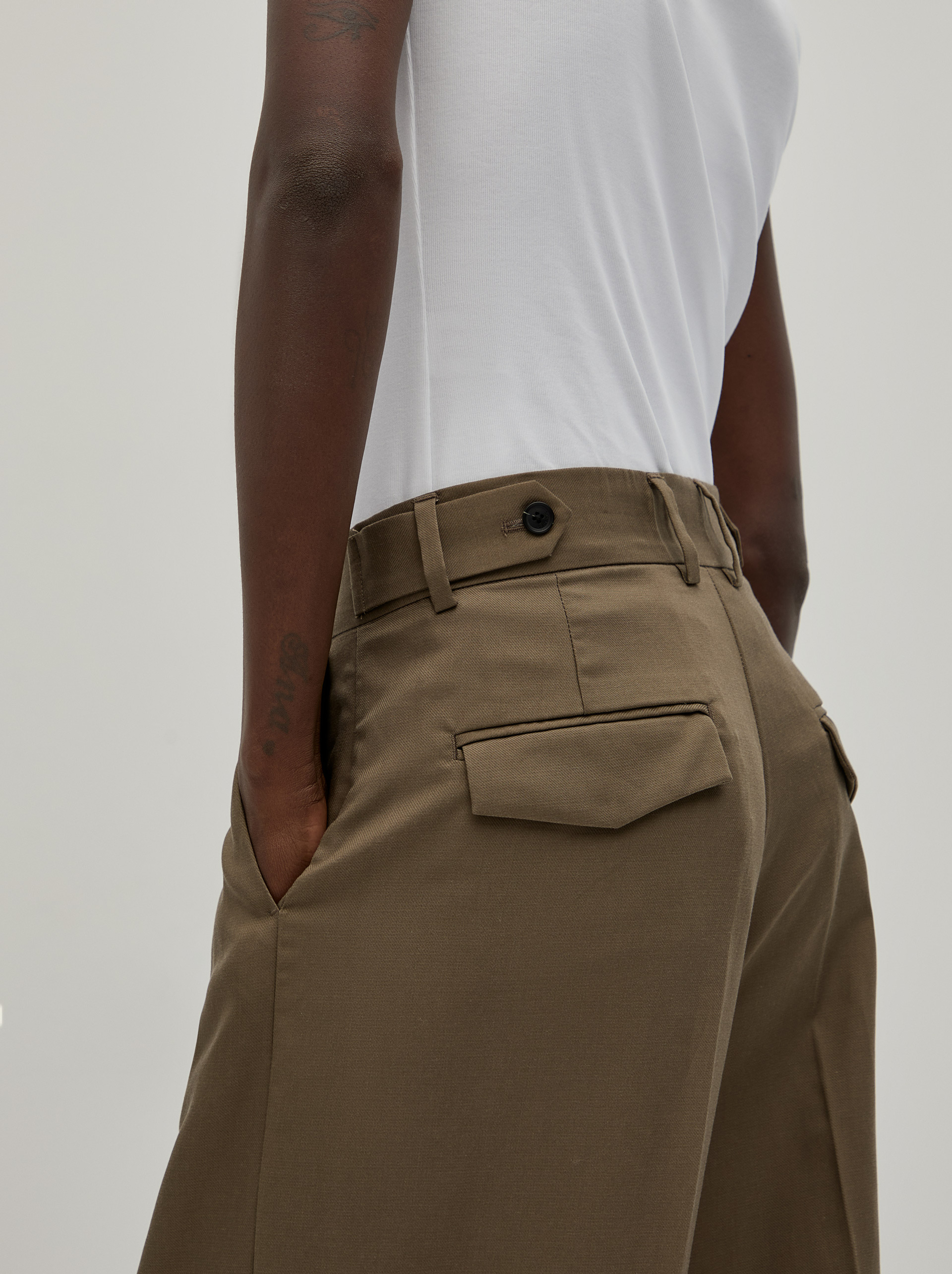 Pantalones clásicos con pliegues