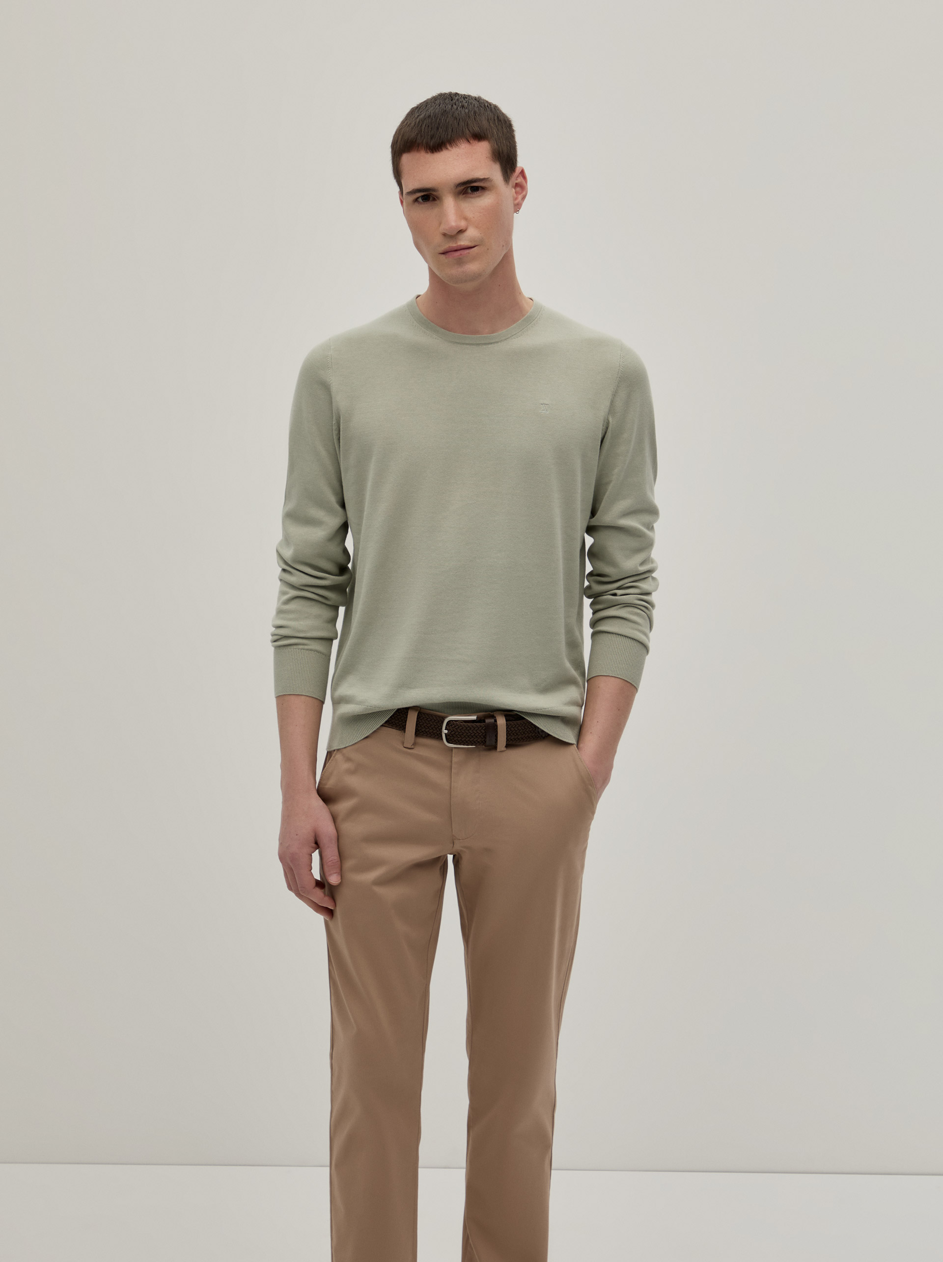 Round neck pullover
