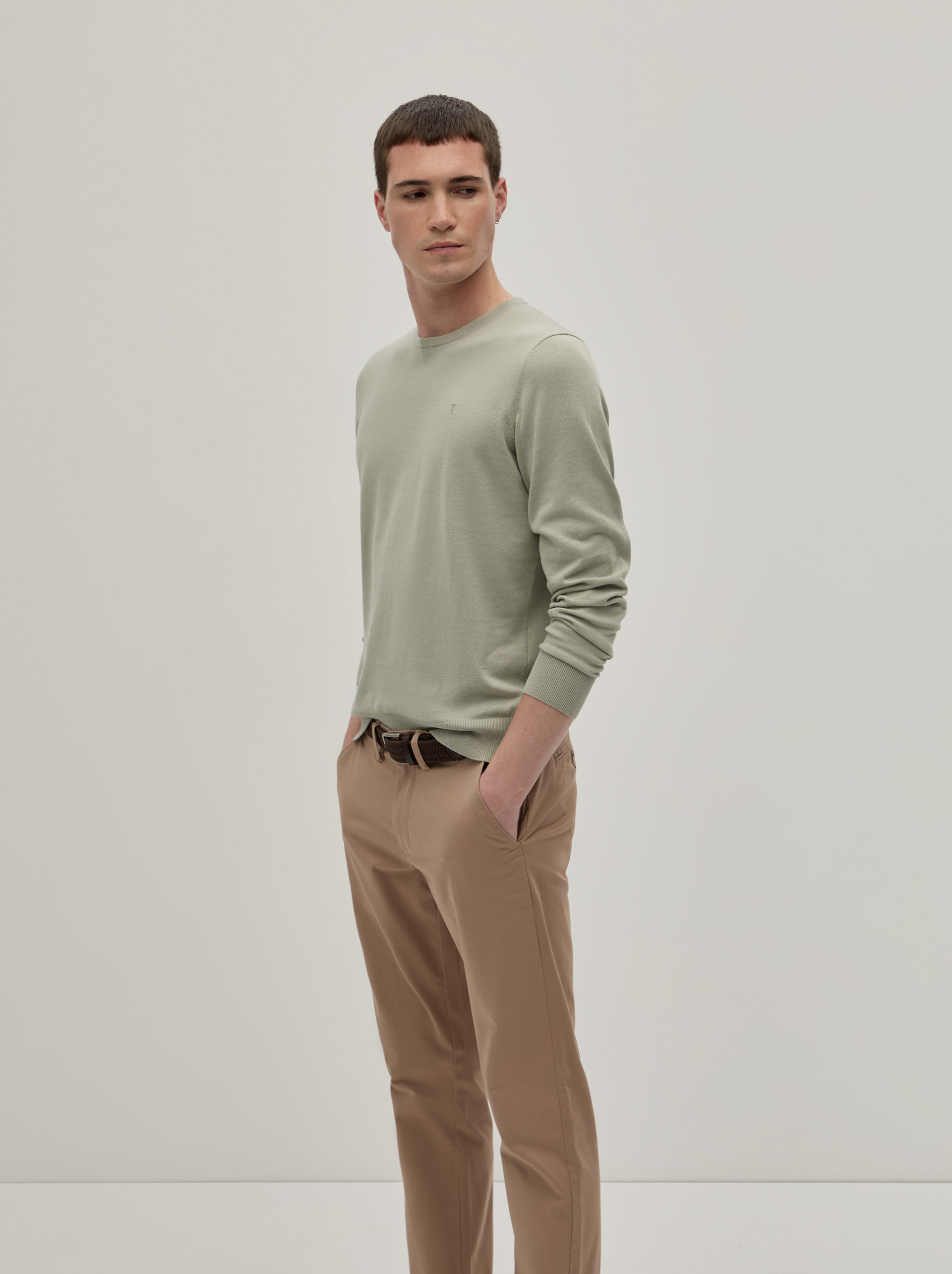 Round neck pullover