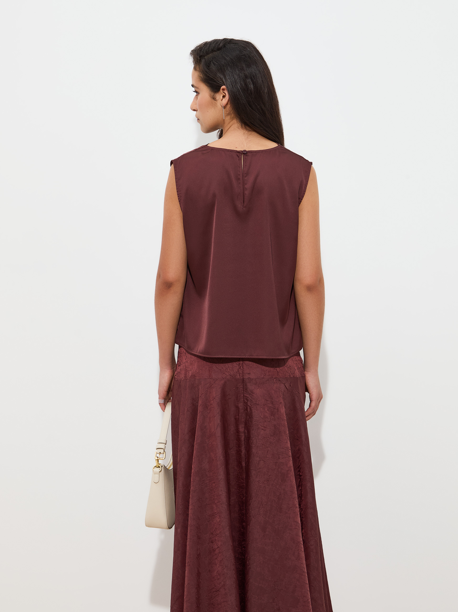 Blusa fluida drapeada sem mangas