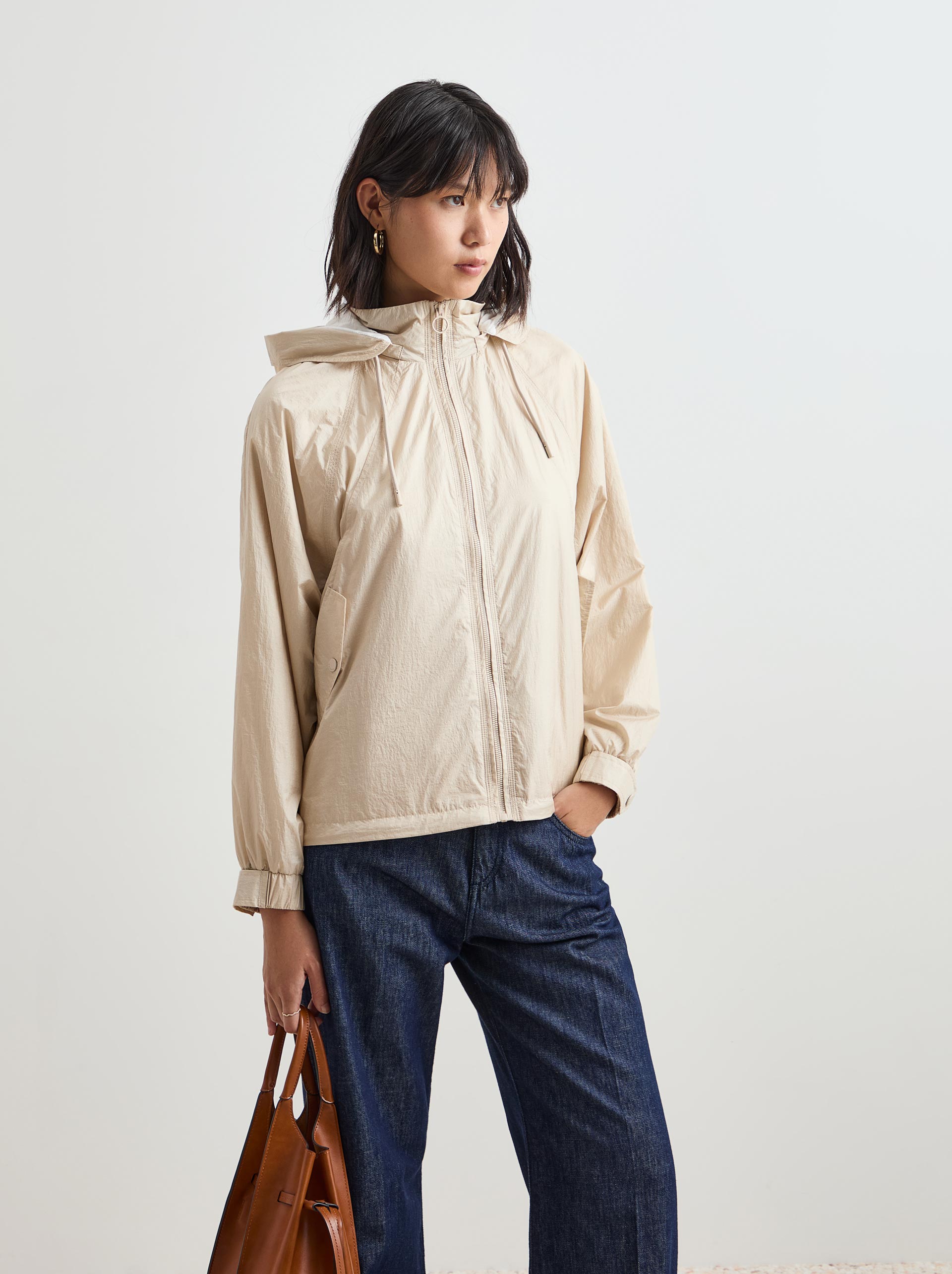 Parka corta con capucha