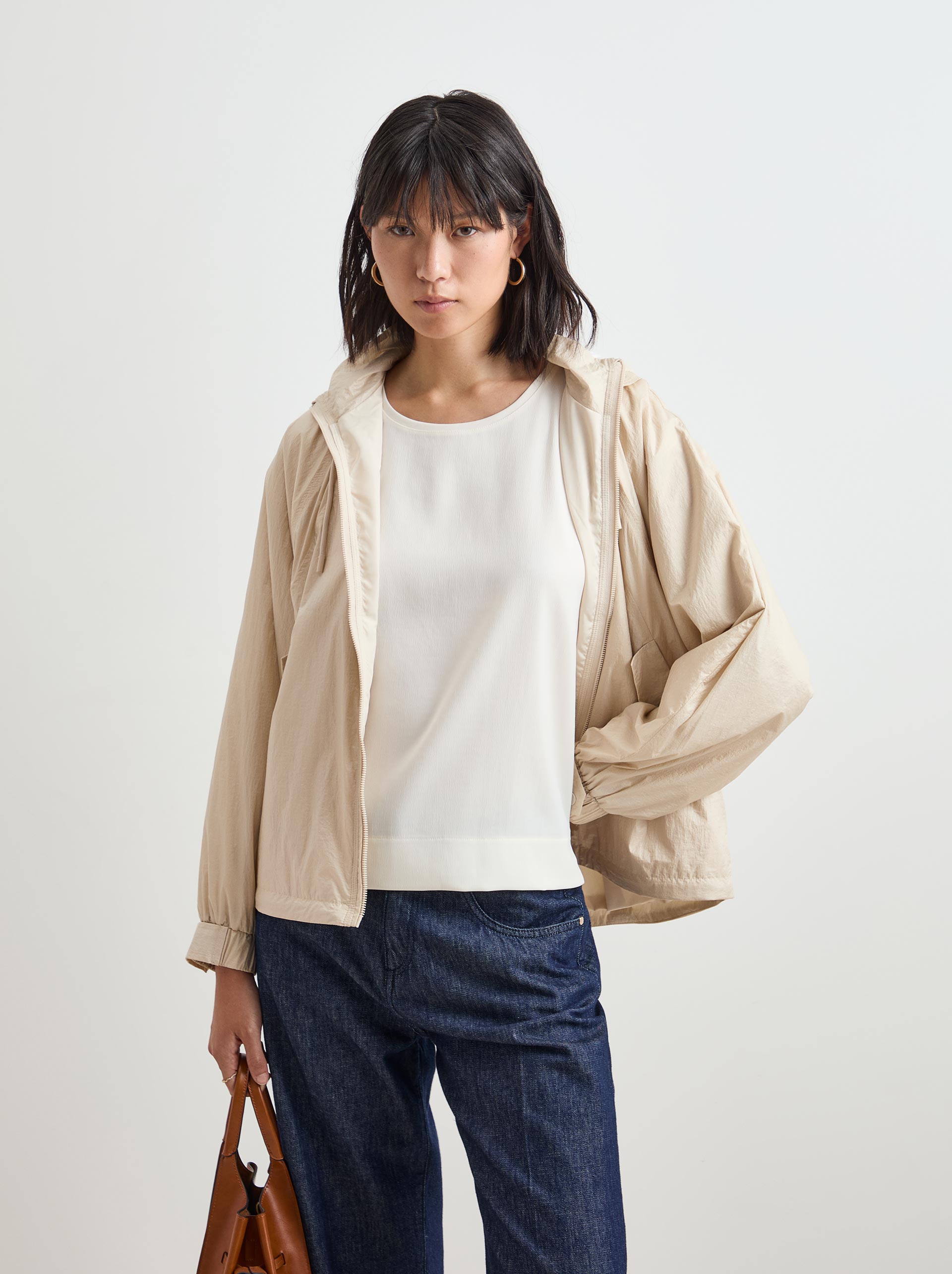 Parka corta con capucha