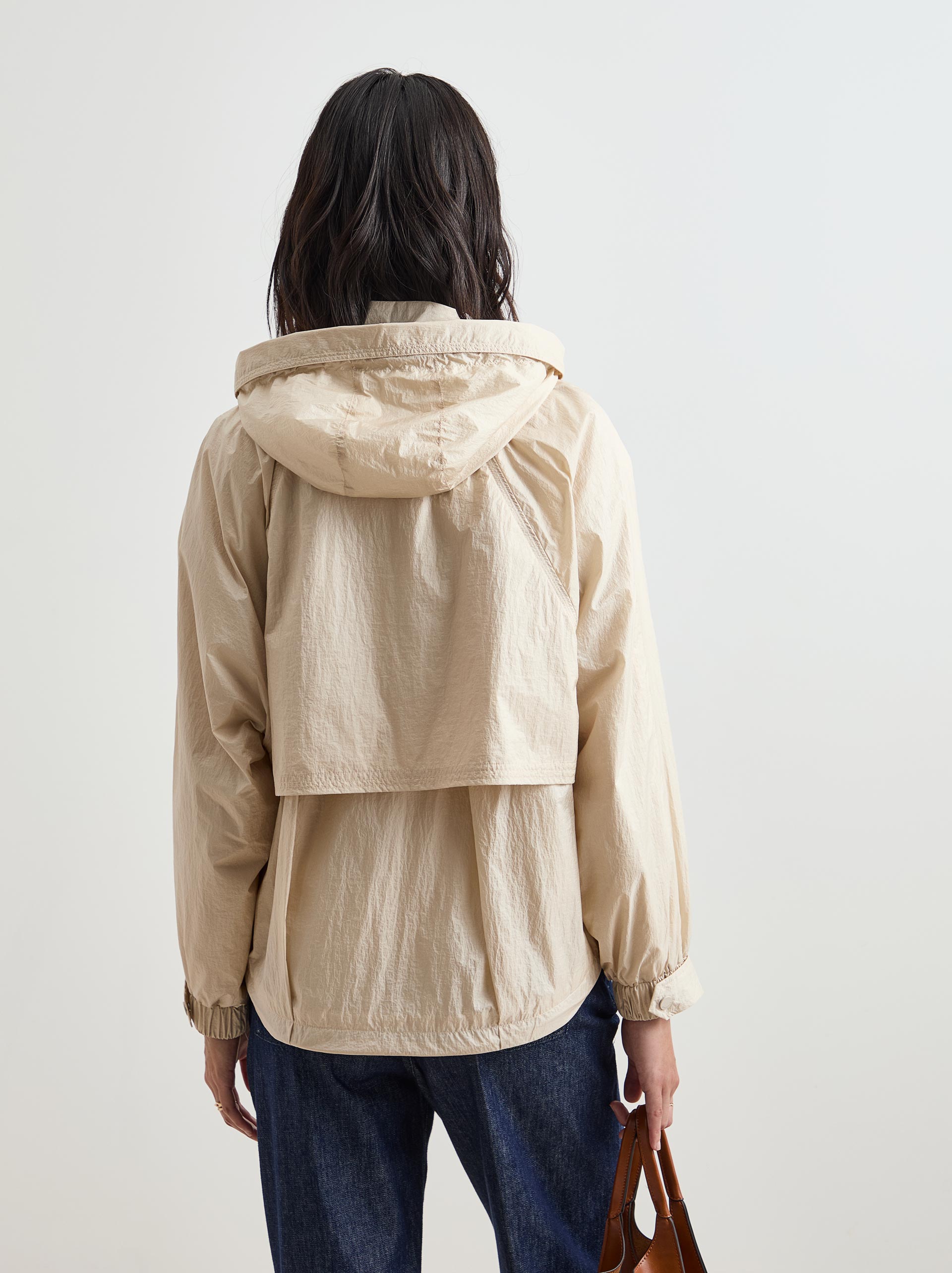 Parka corta con capucha