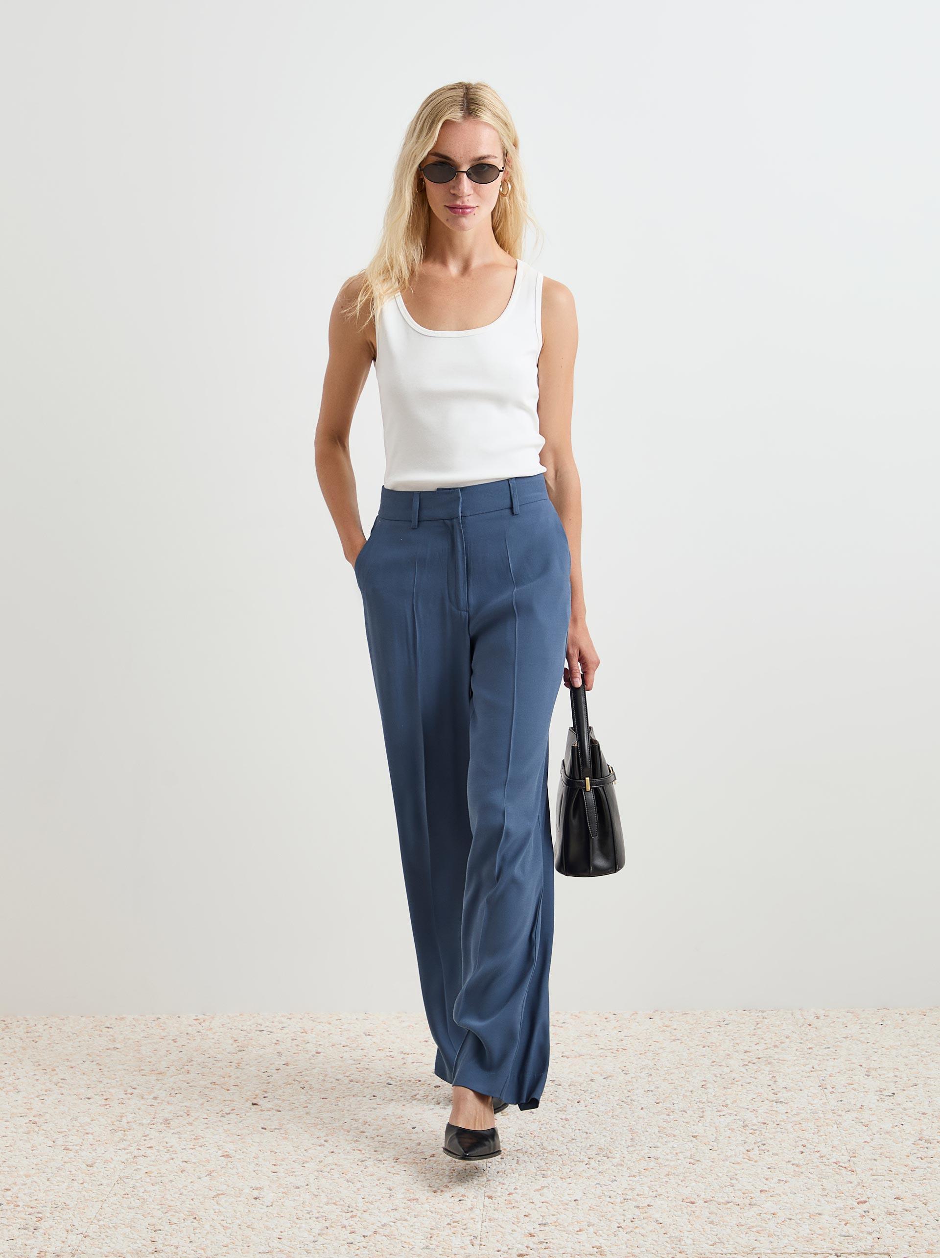 Pantalones fluidos arrugados