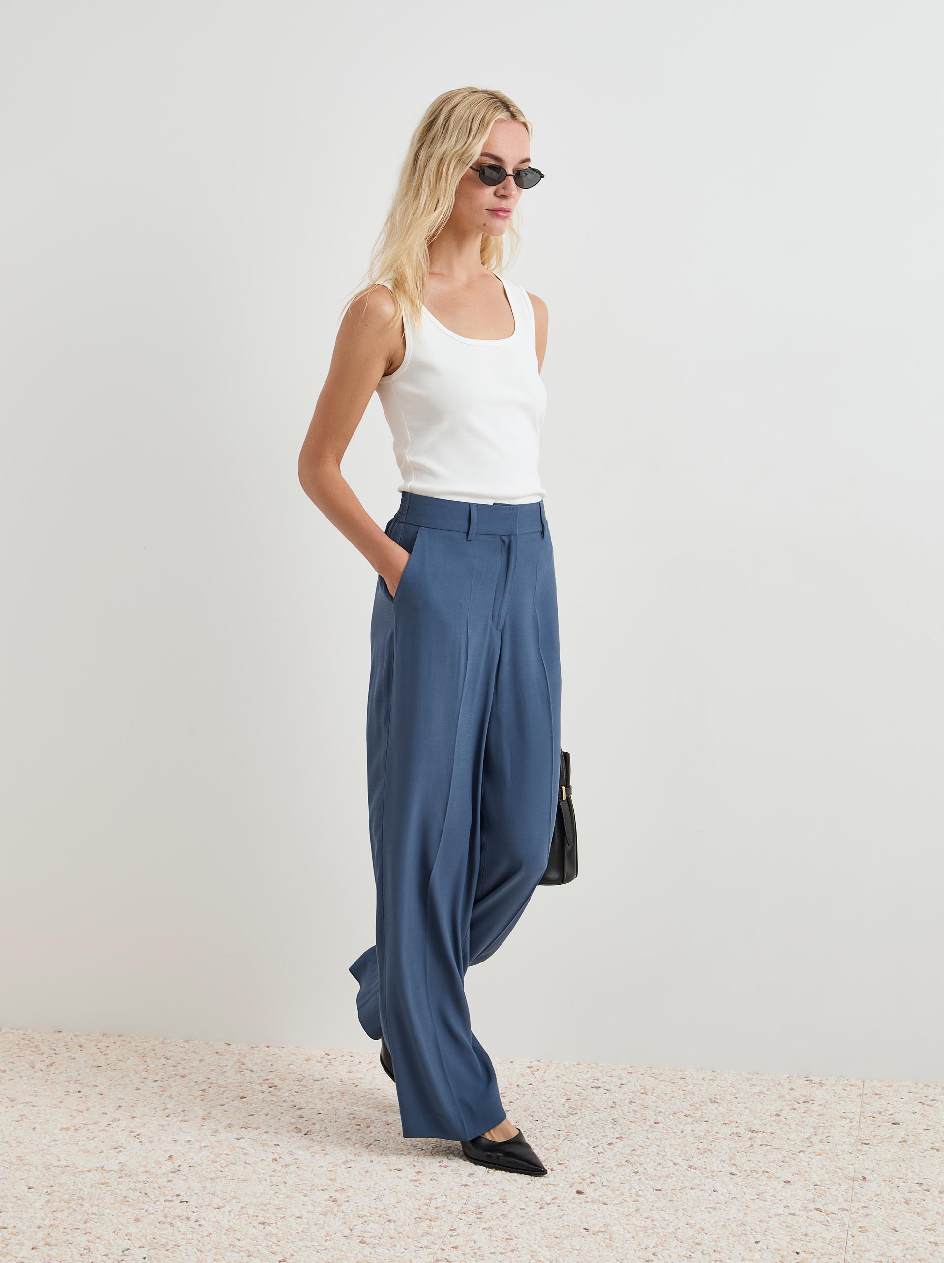 Pantalones fluidos arrugados