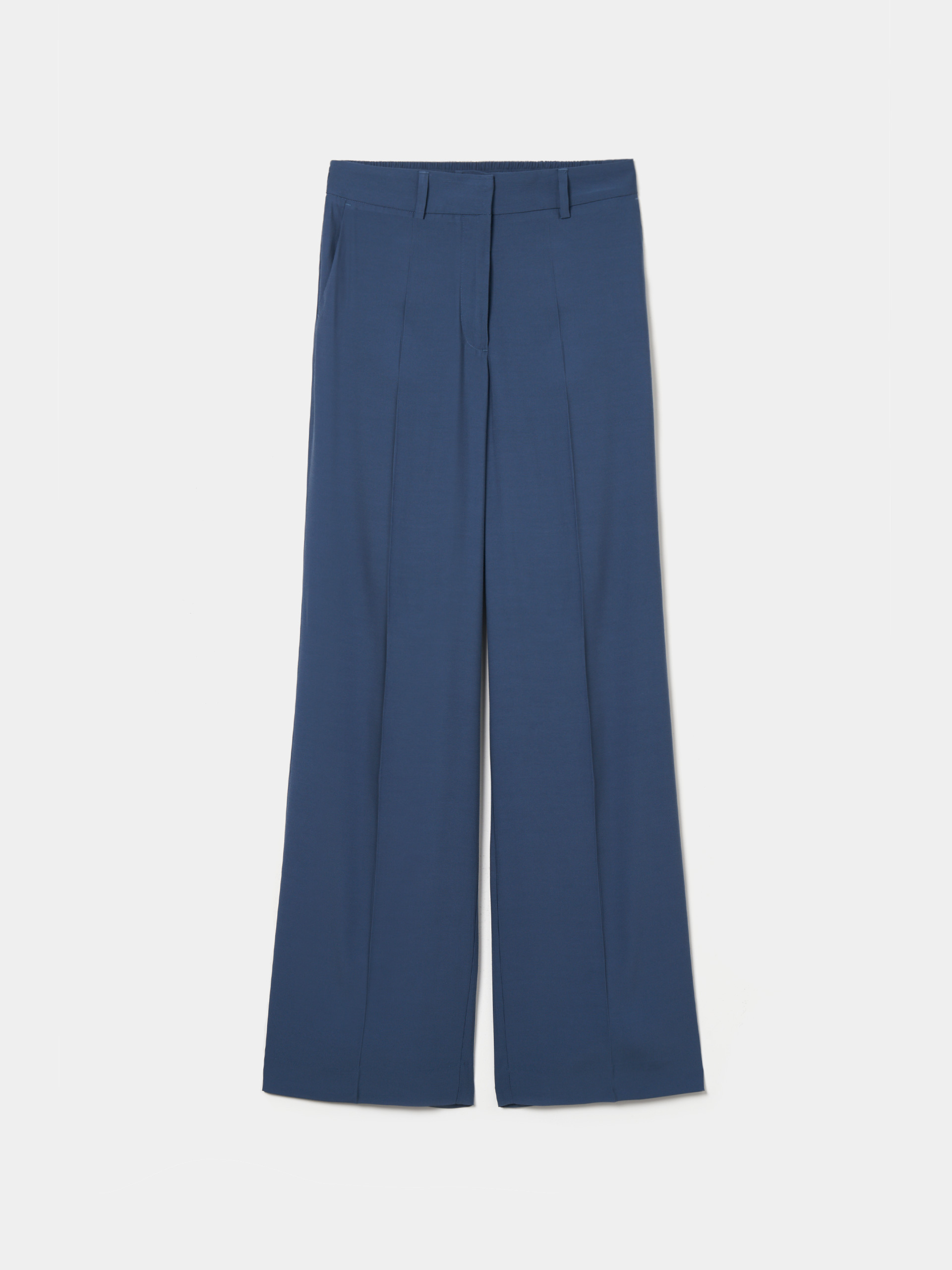 Pantalones fluidos arrugados