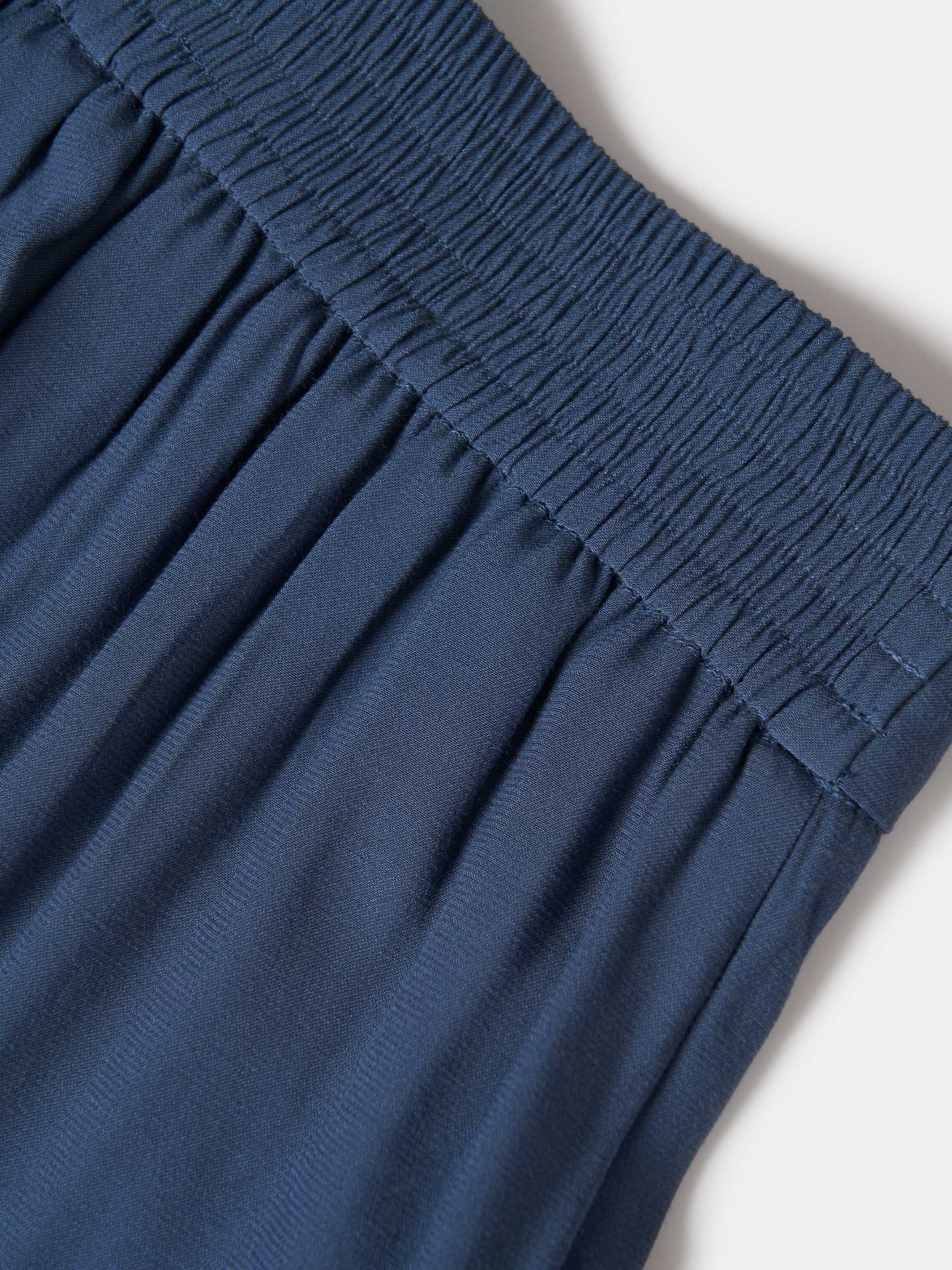 Pantalones fluidos arrugados