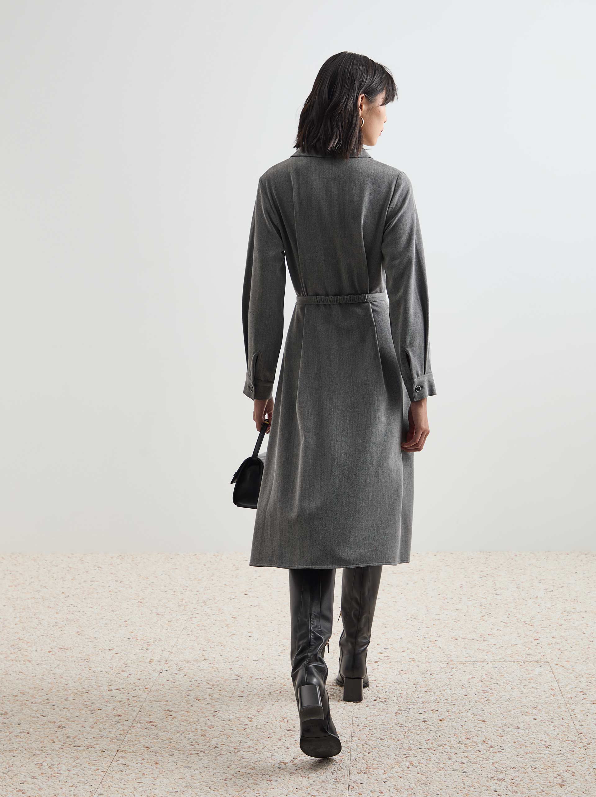 Vestido comprido com cinto ajustável