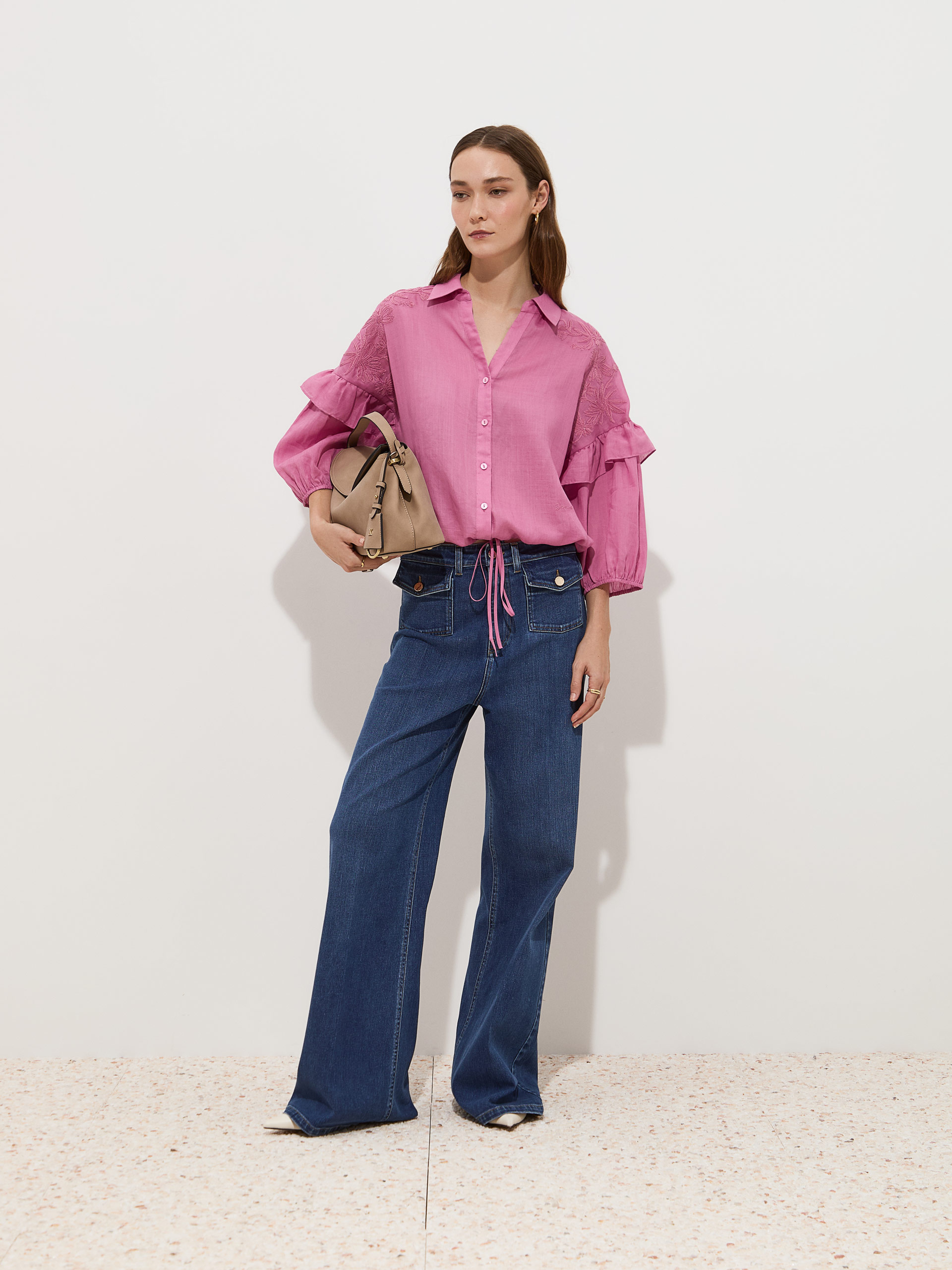 Blusa con bordado floral