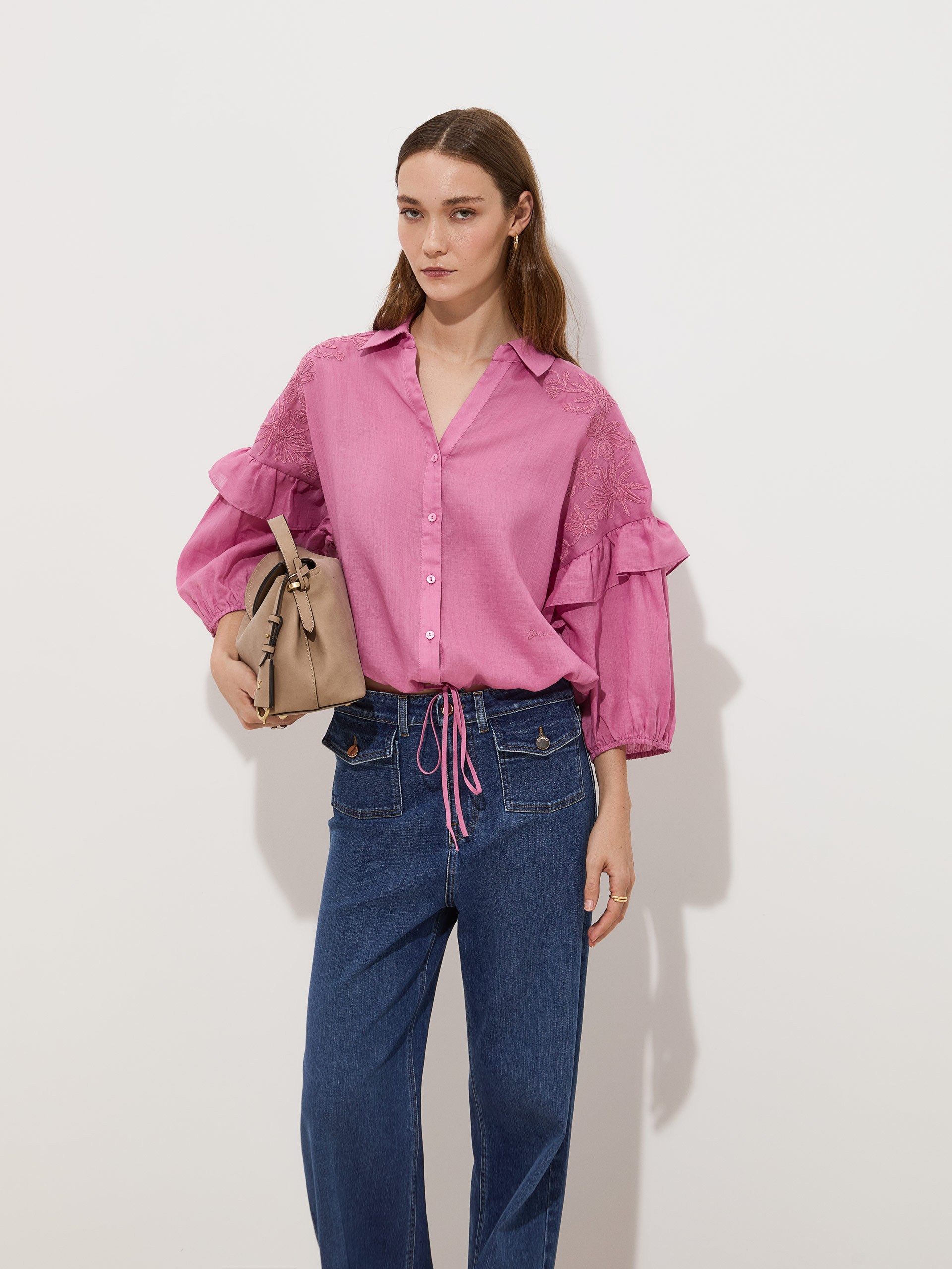 Blusa con bordado floral