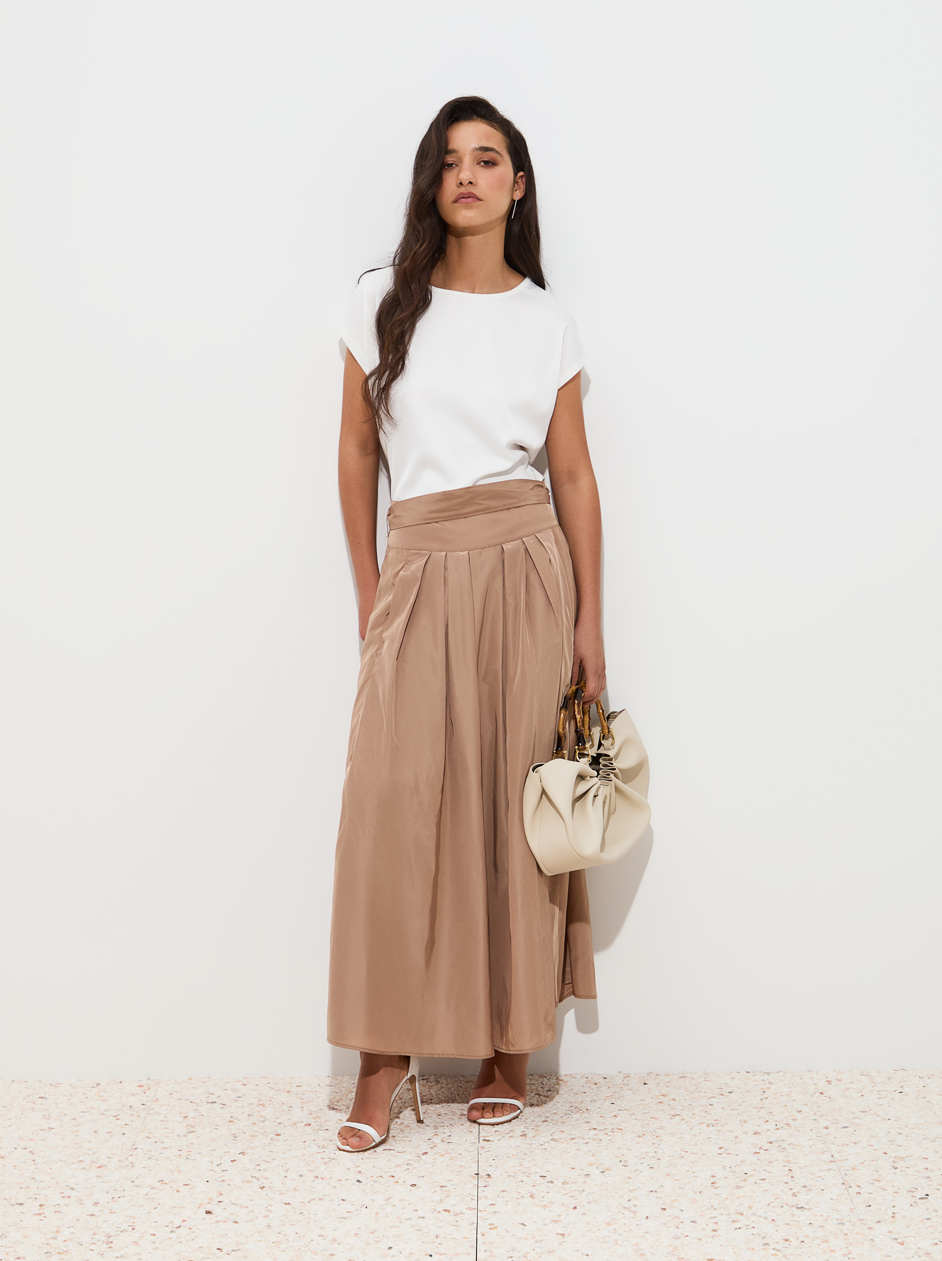 Falda midi acampanada con pliegues