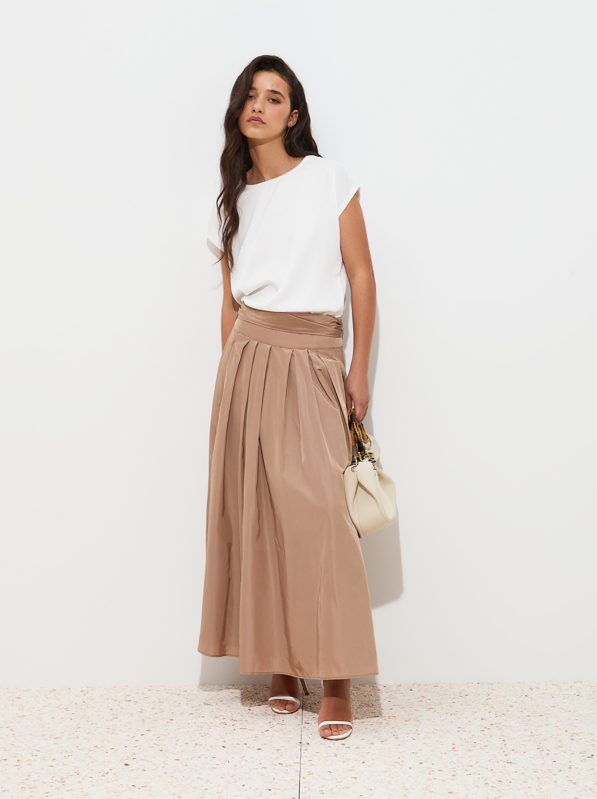 Falda midi acampanada con pliegues