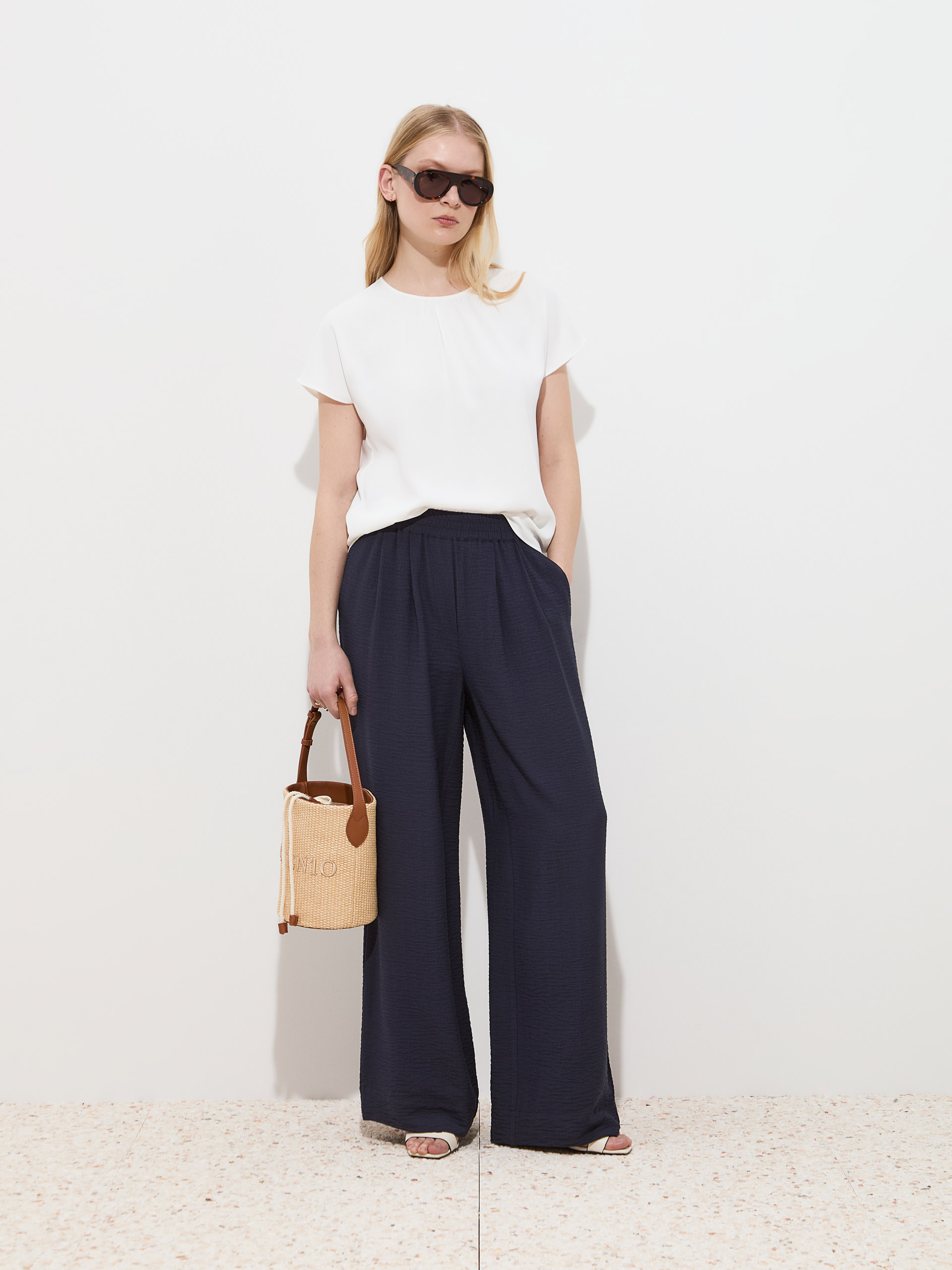 Pantalones anchos y fluidos
