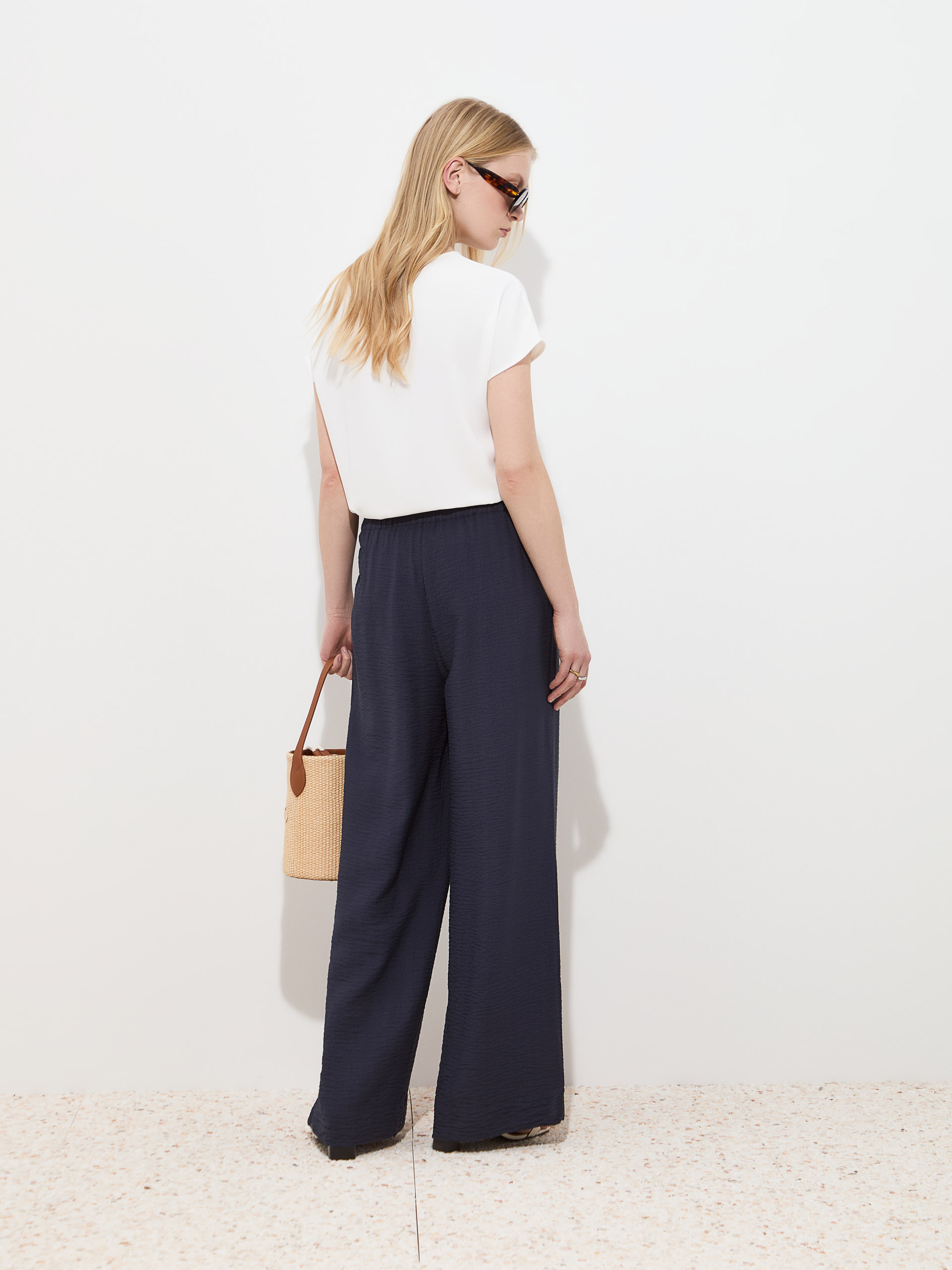Pantalones anchos y fluidos