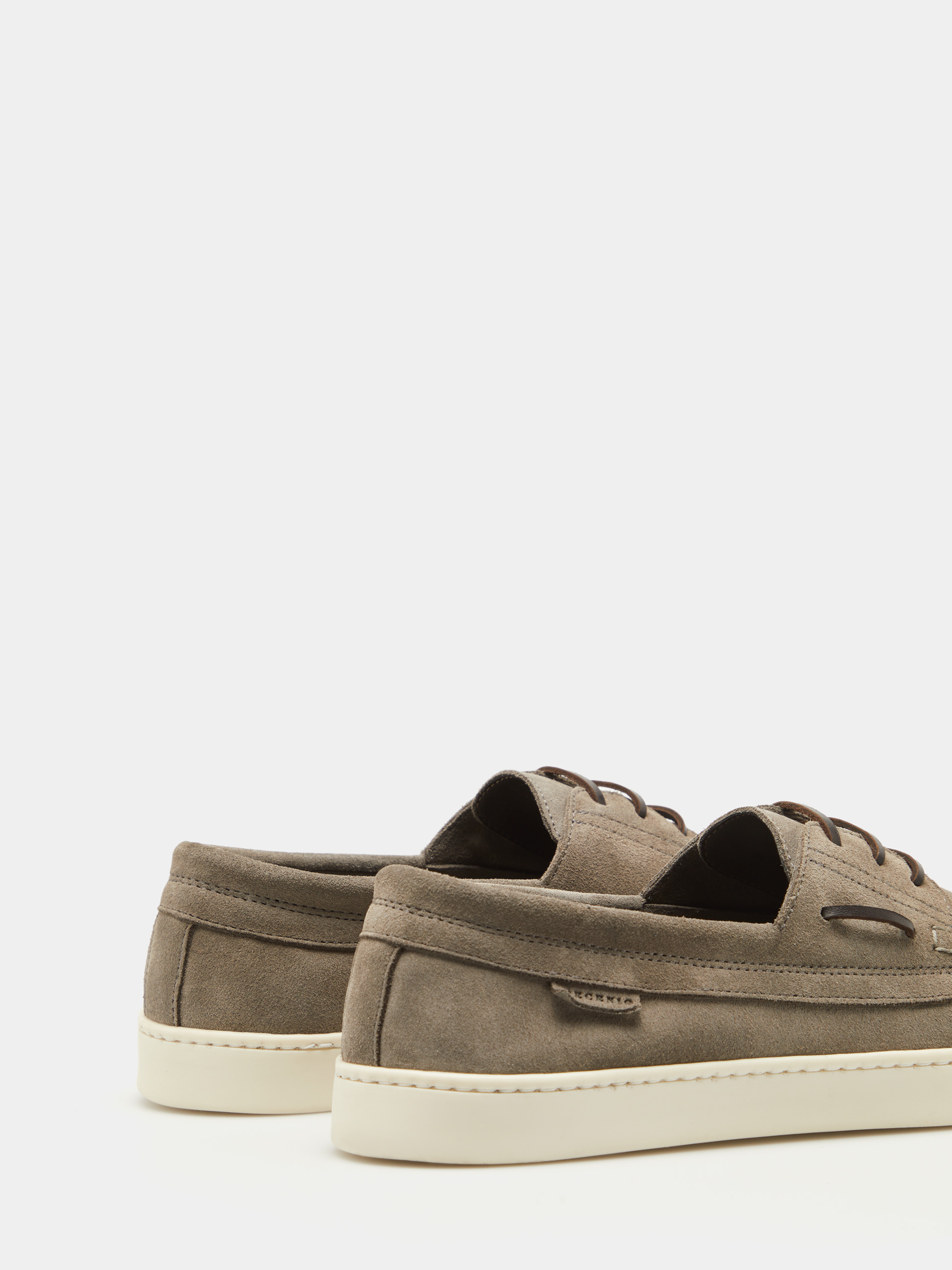 Zapato náutico de ante con suela blanca