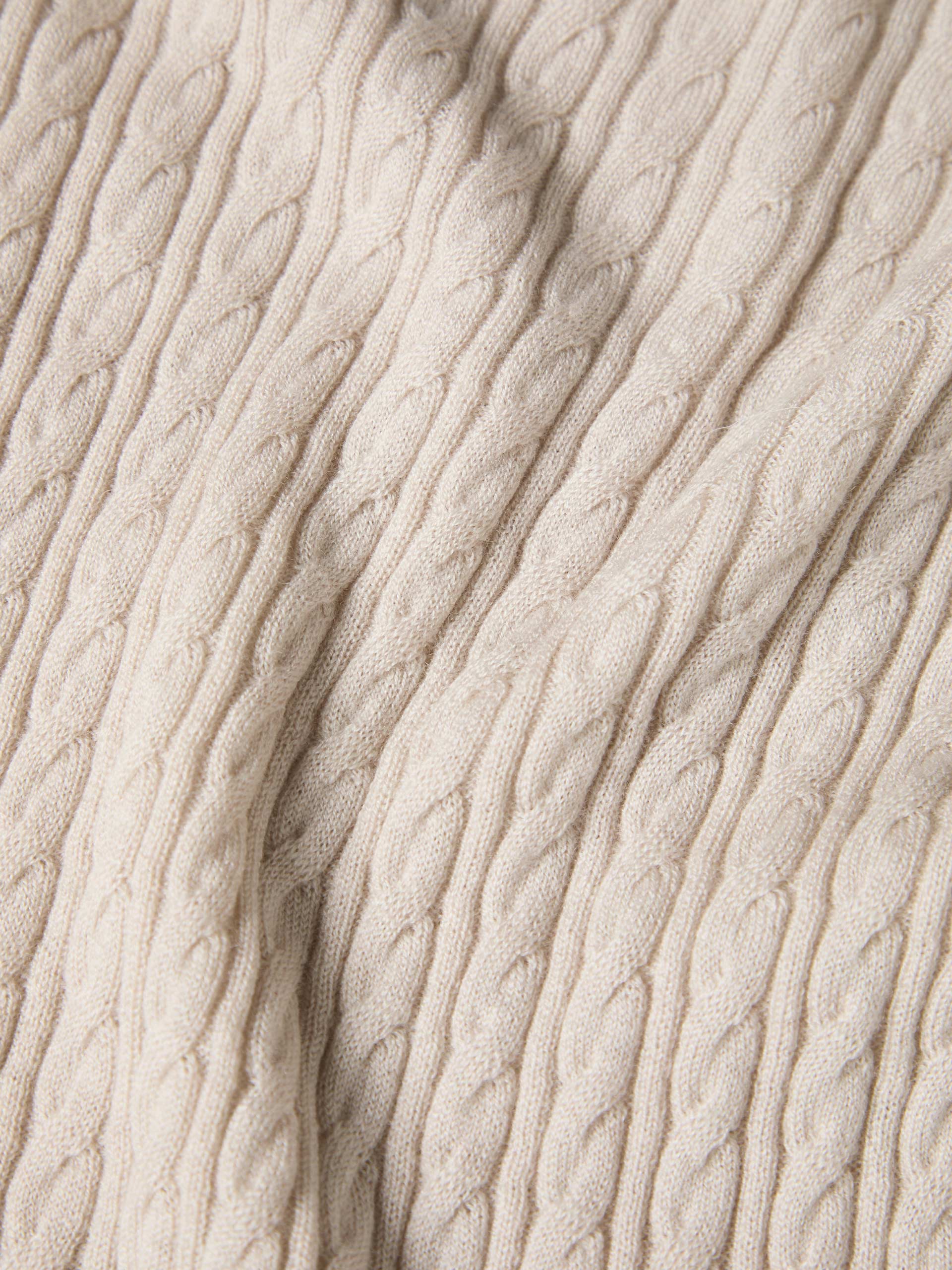 Knitted sweater made of wool and cashmere.