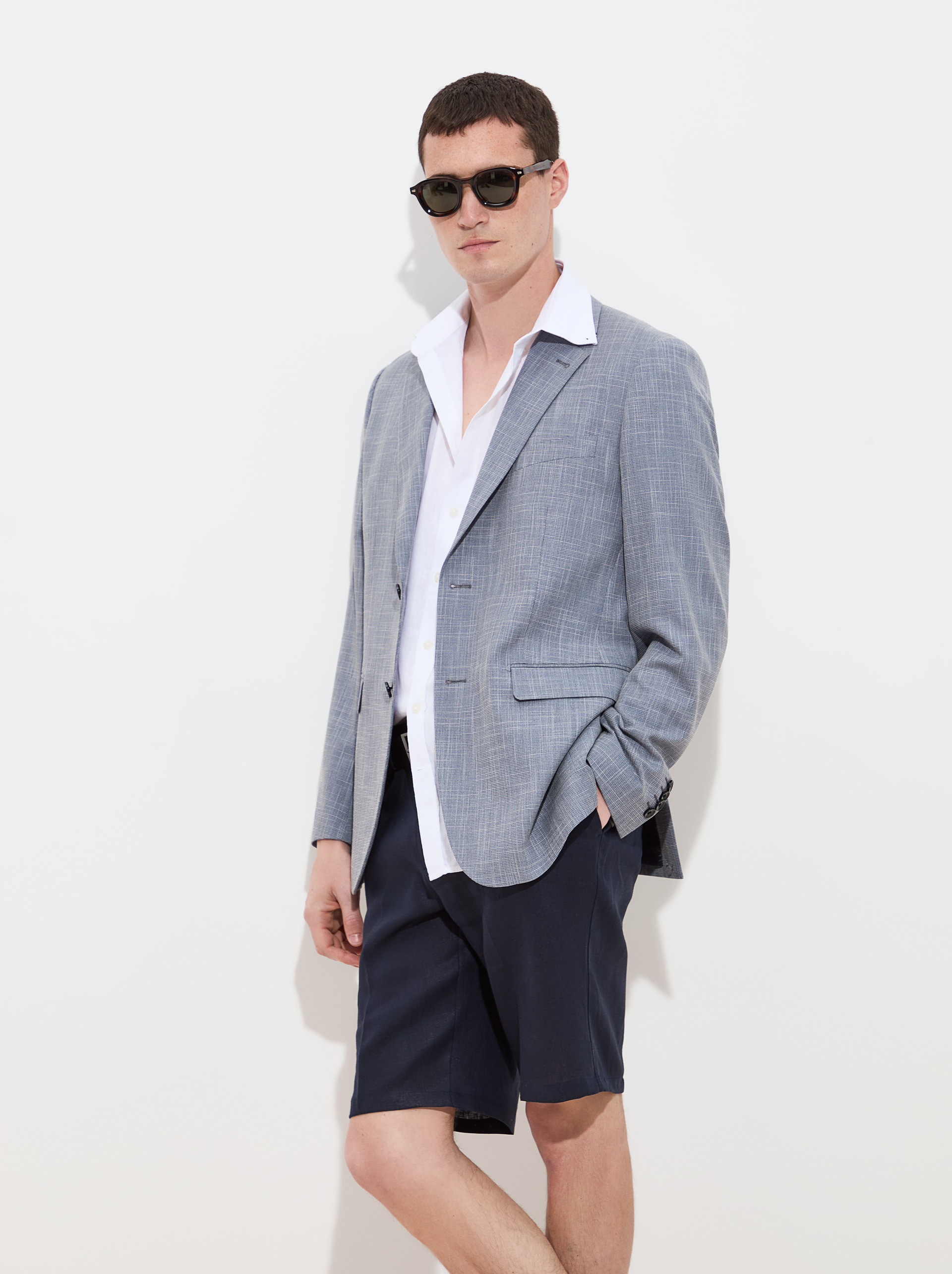 Regular fit blazer with micro-patterned check pattern.