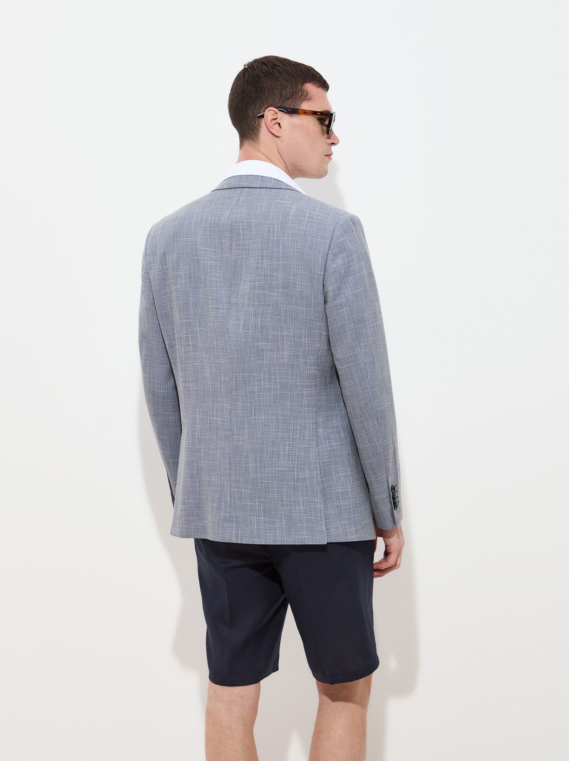 Regular fit blazer with micro-patterned check pattern.