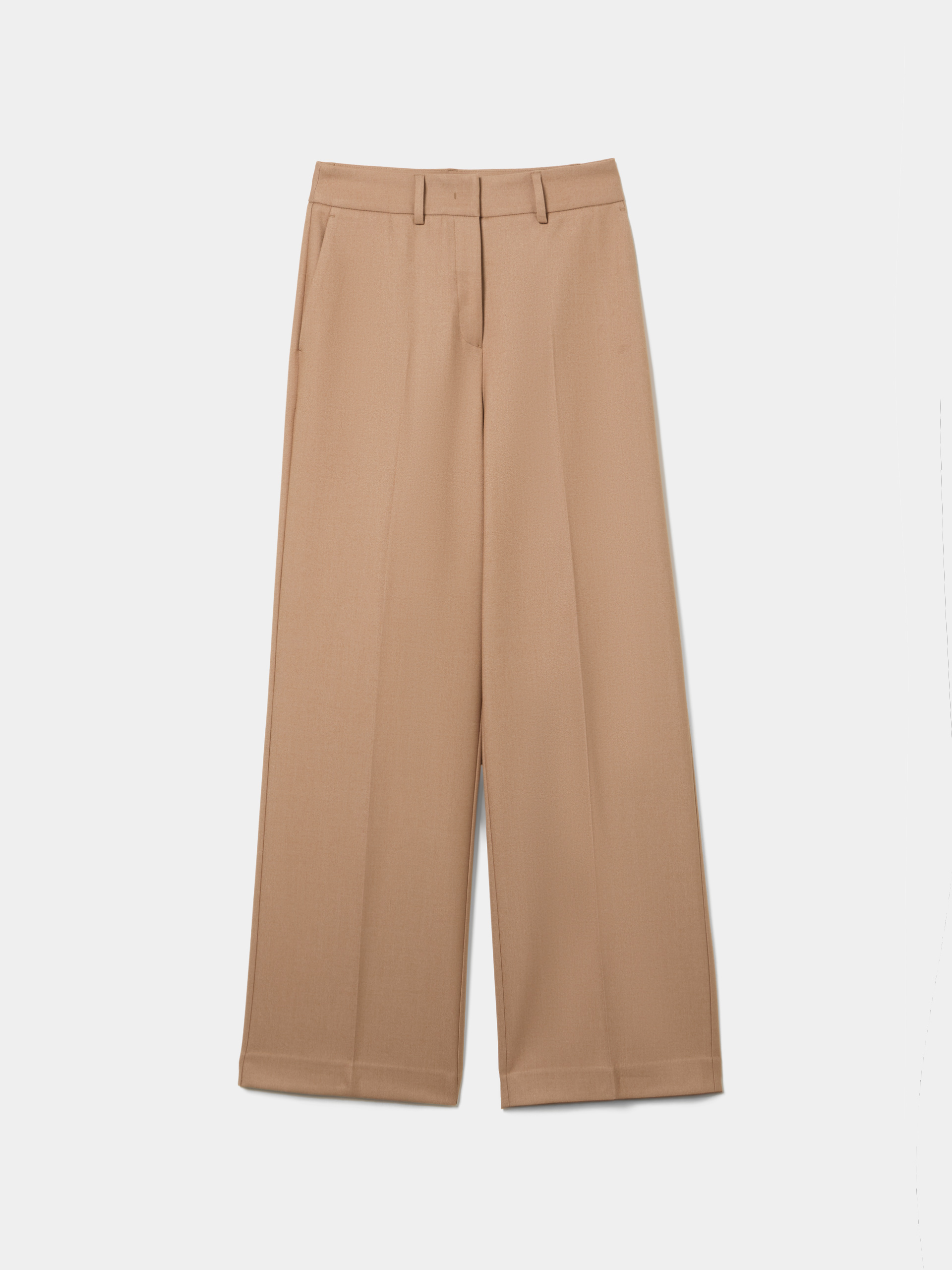Straight-legged trousers with creases