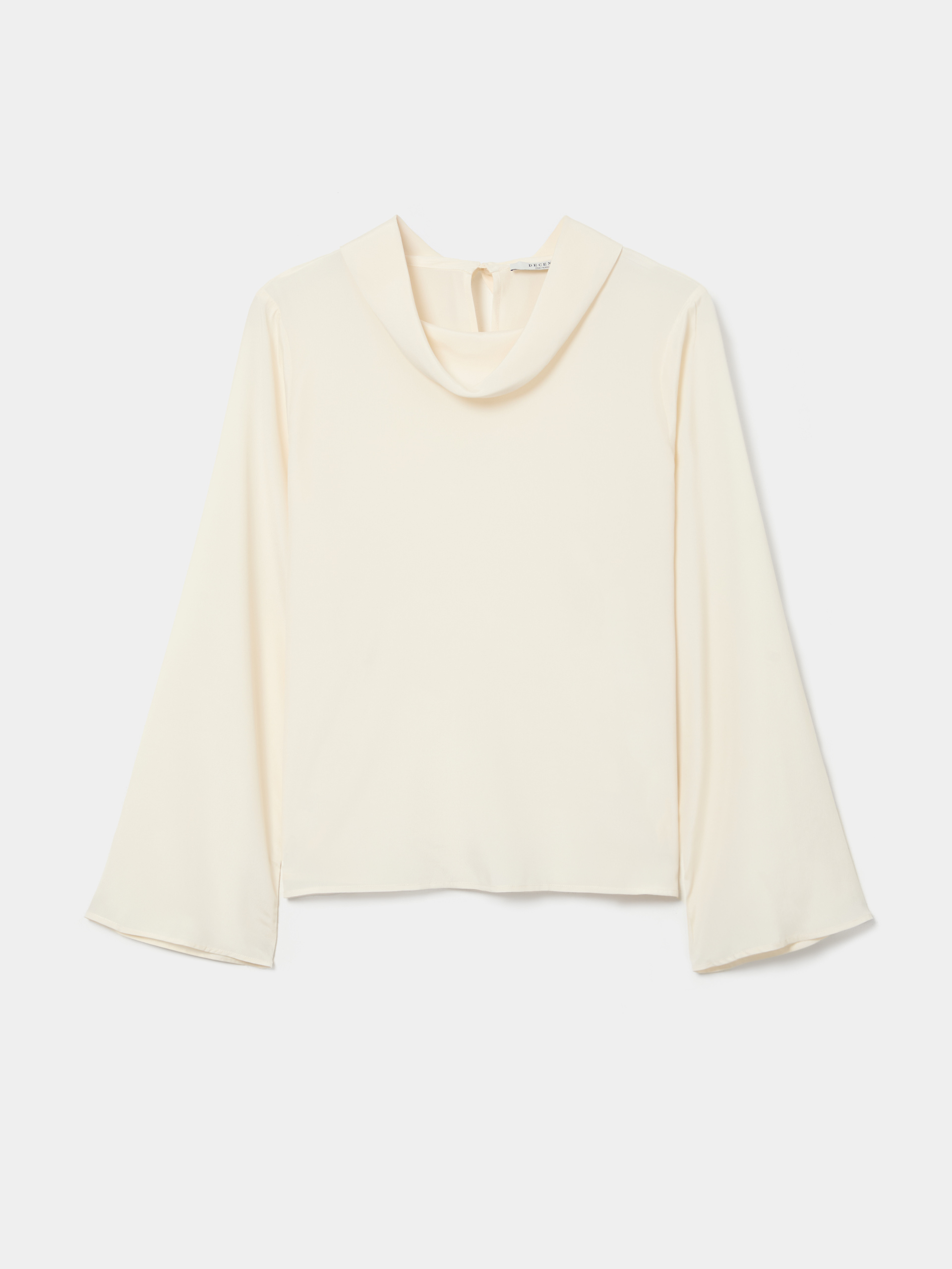 Blusa de seda con los hombros descubiertos