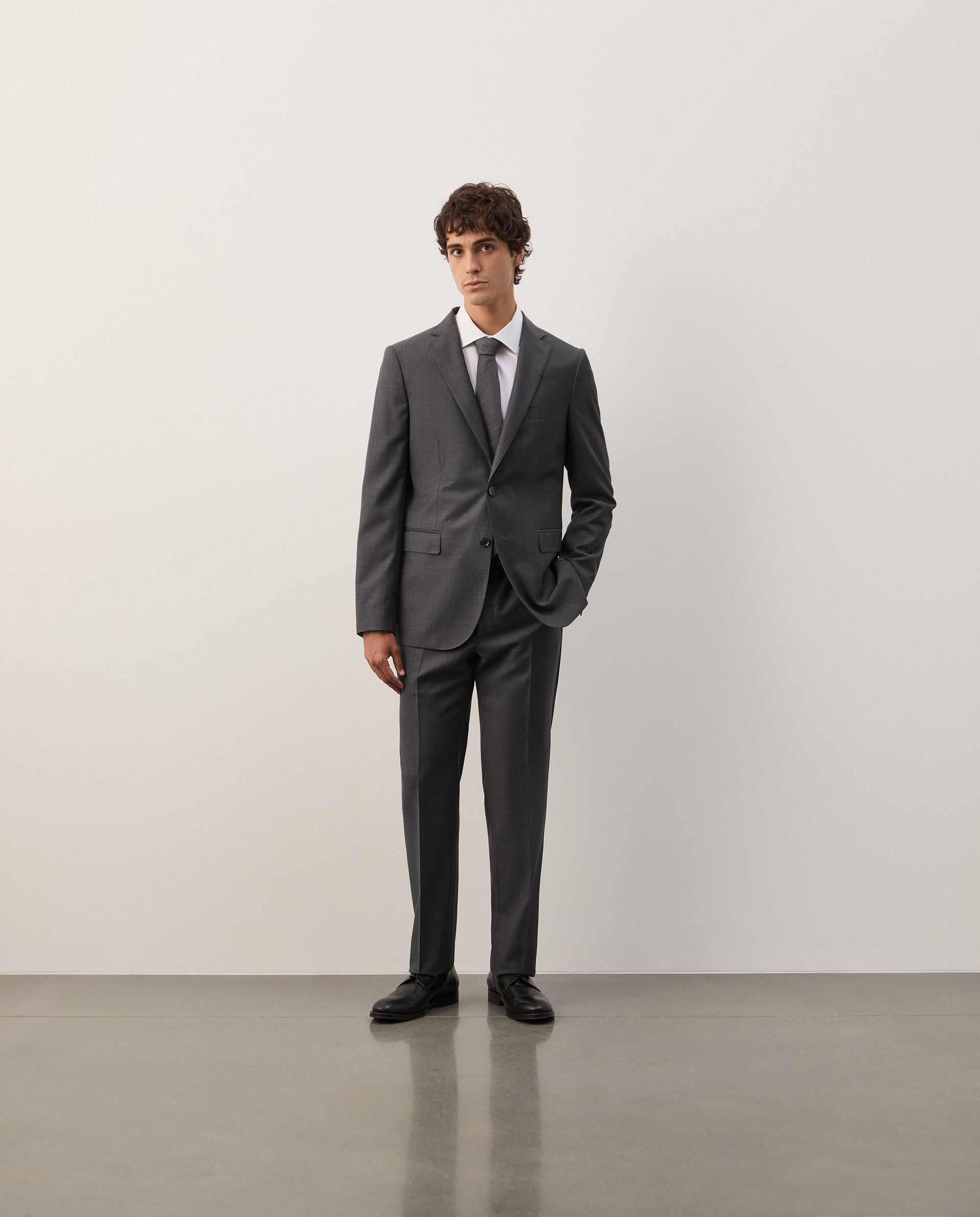 Traje clásico de corte ajustado