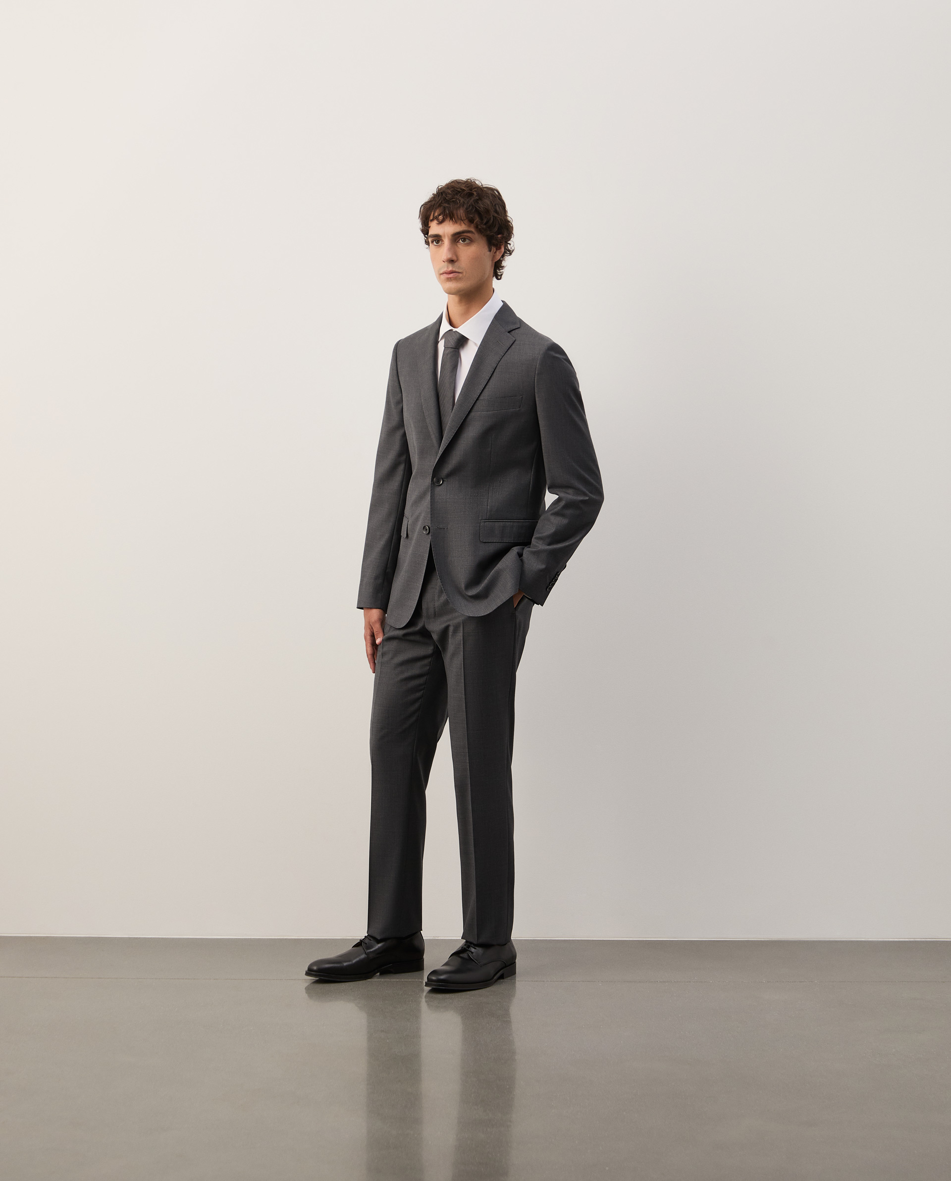 Traje clásico de corte ajustado