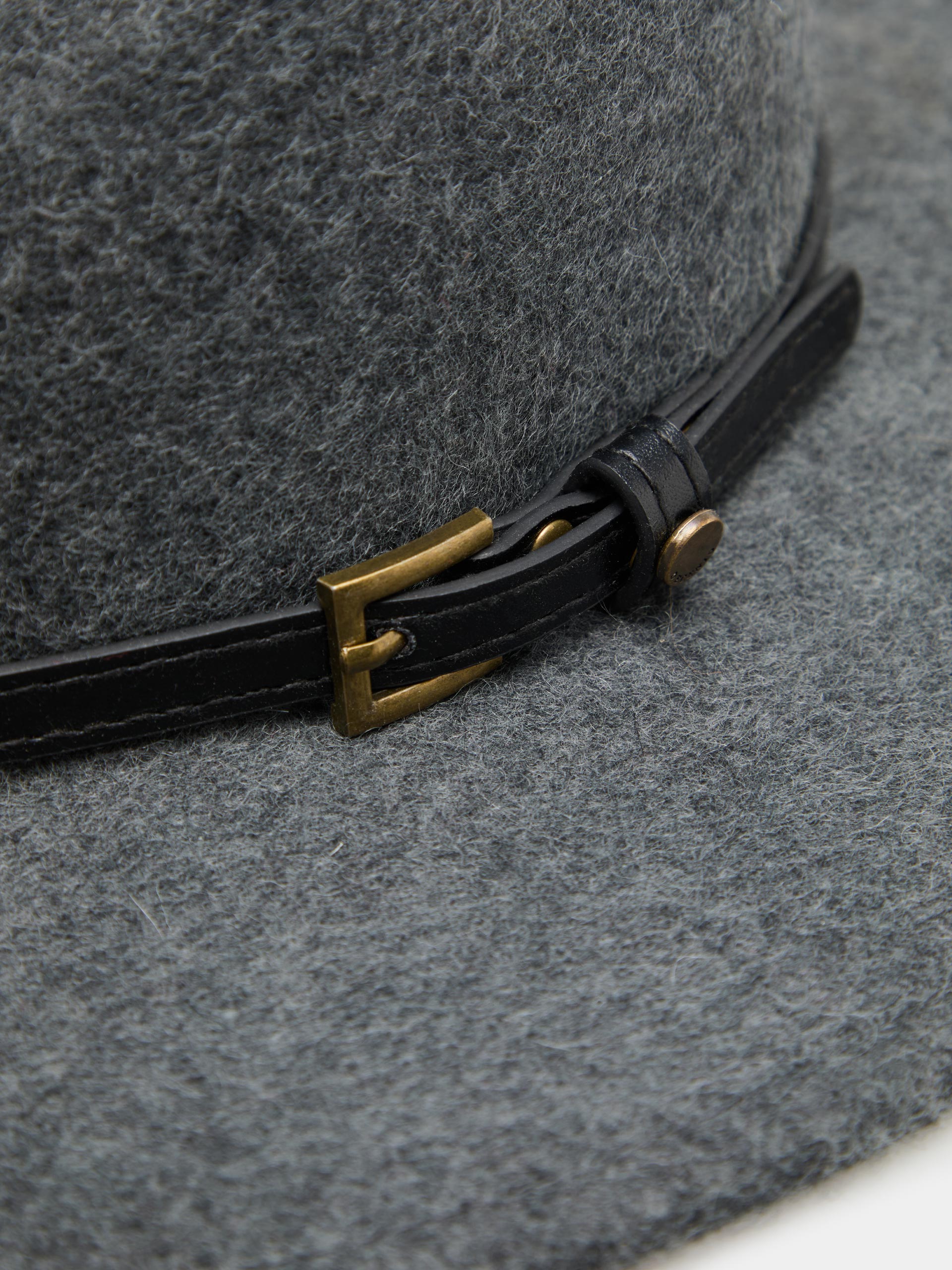Gorro de lana con cinturón