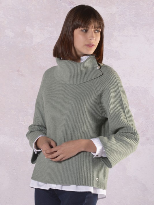 Turtleneck sweater with pin