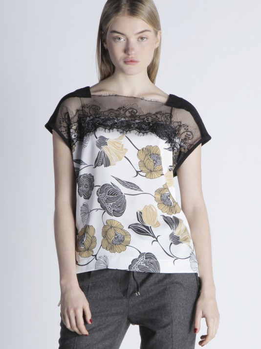 Blusa flores com detalhe em renda