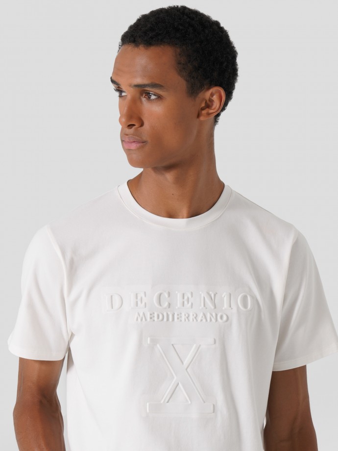 T-shirt com logótipo em relevo