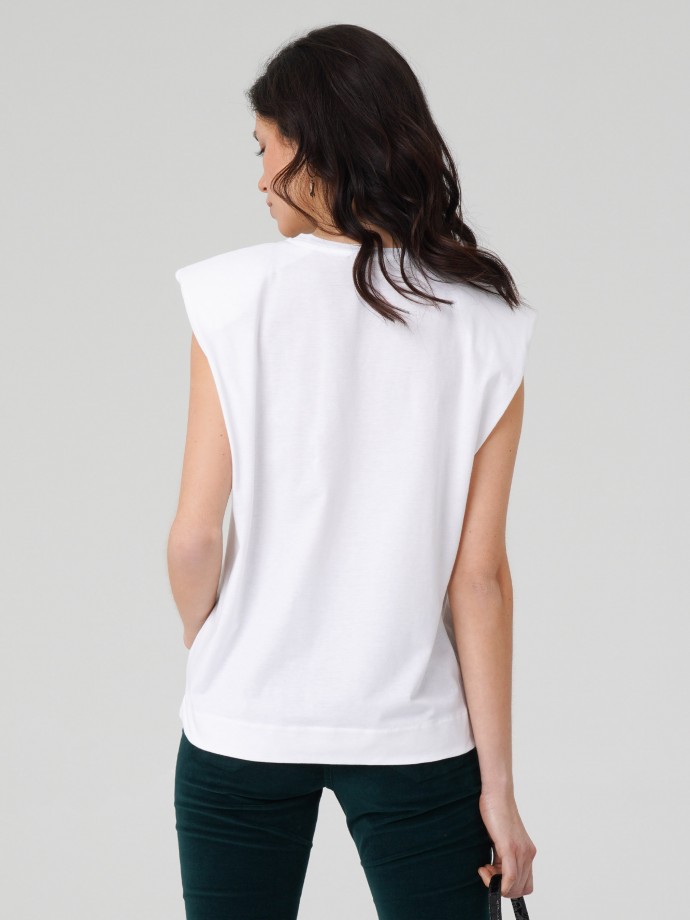 T-shirt with shoulder pads