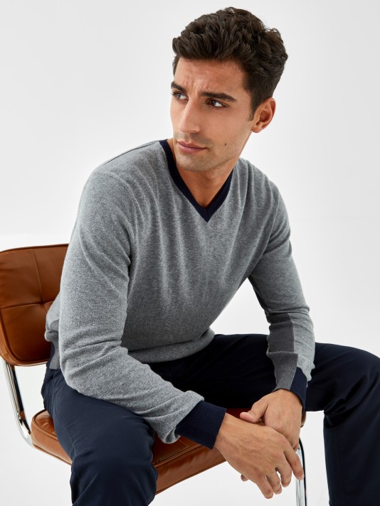 Cotton and cashmere V-neck sweater