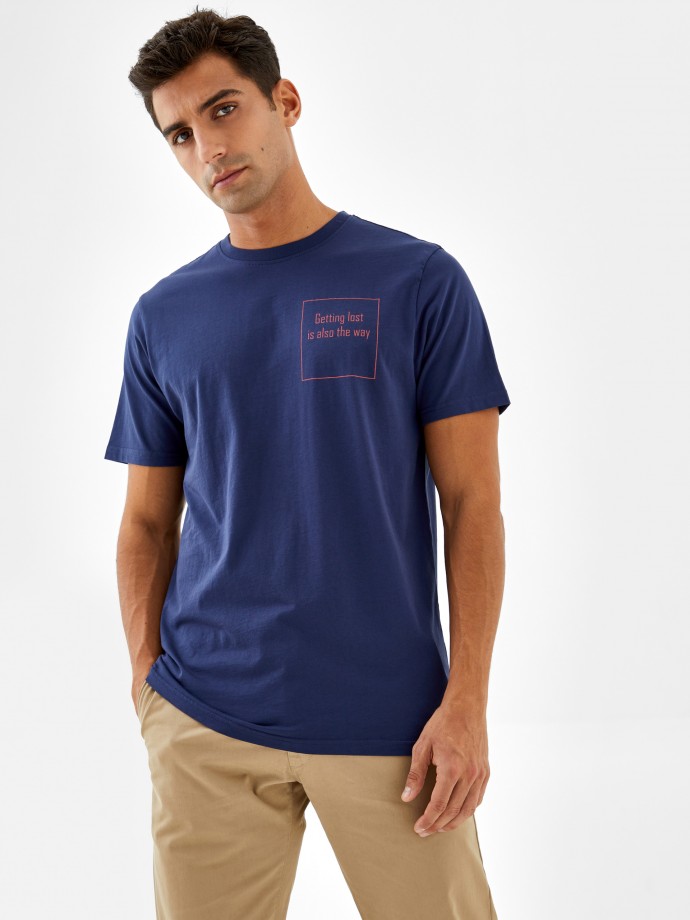 T-Shirt com mensagem bordada