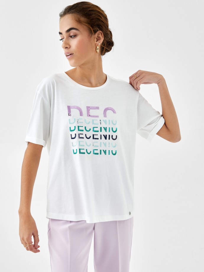 T-shirt com bordado e lantejoulas