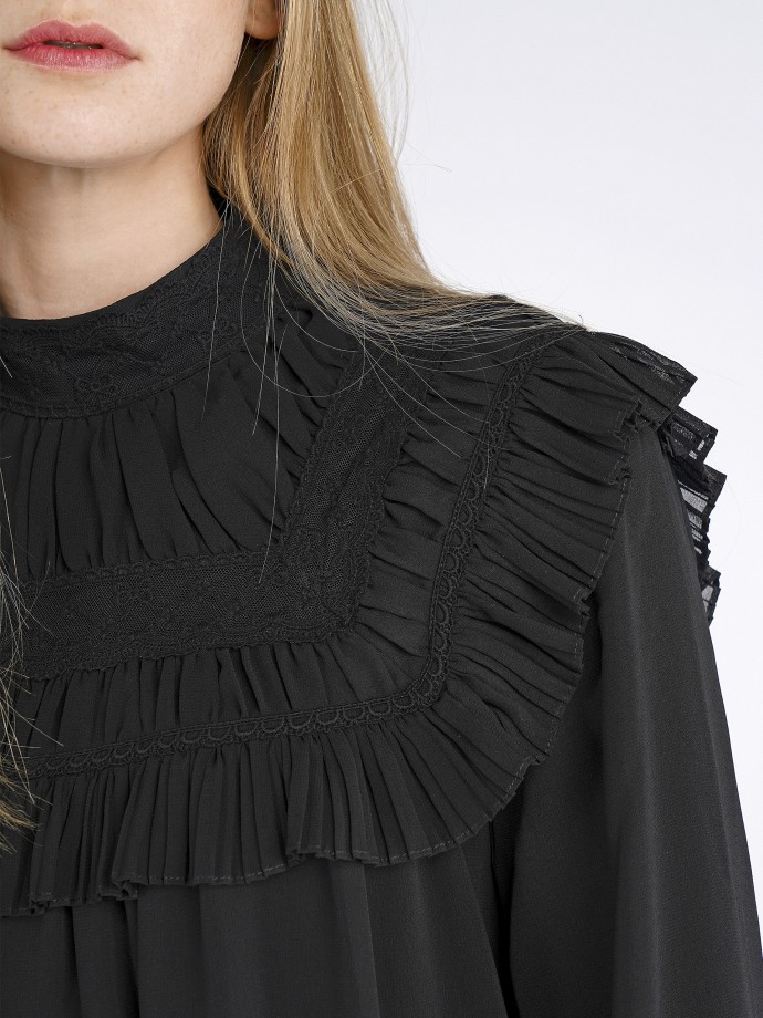 Blouse with embroidered details