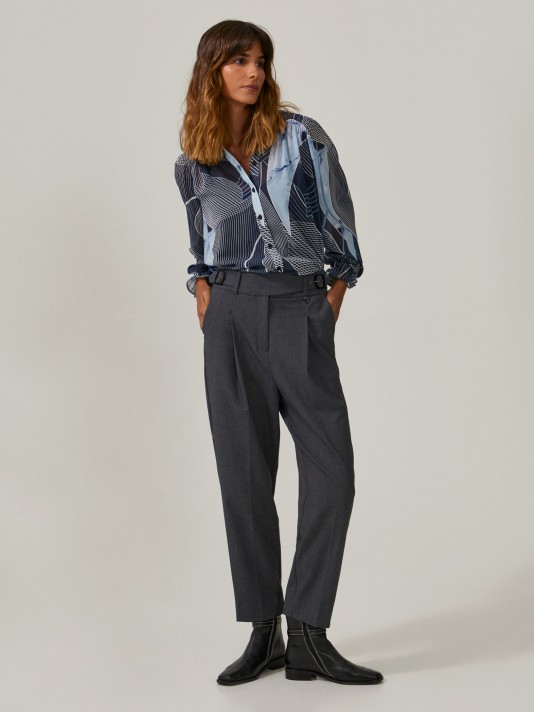 High-waisted trousers with belt