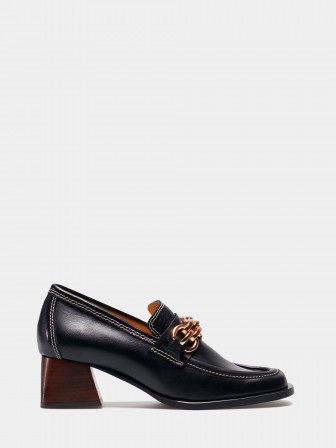 Moccasin with heel and metallic appliqu�
