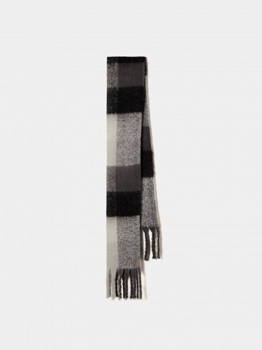 Checkered pattern scarf