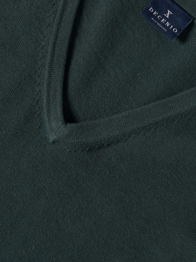 V-neck pullover V-neck pullover