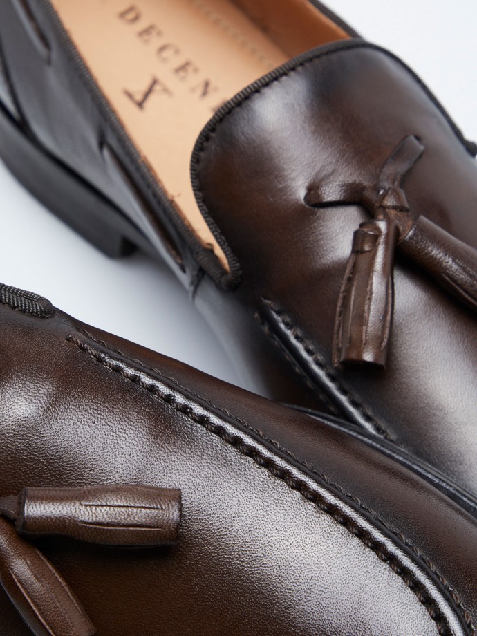 Leather shoes with tassels