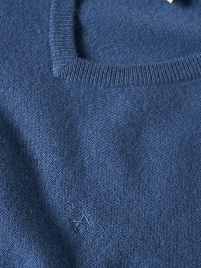 V-neck pullover V-neck pullover